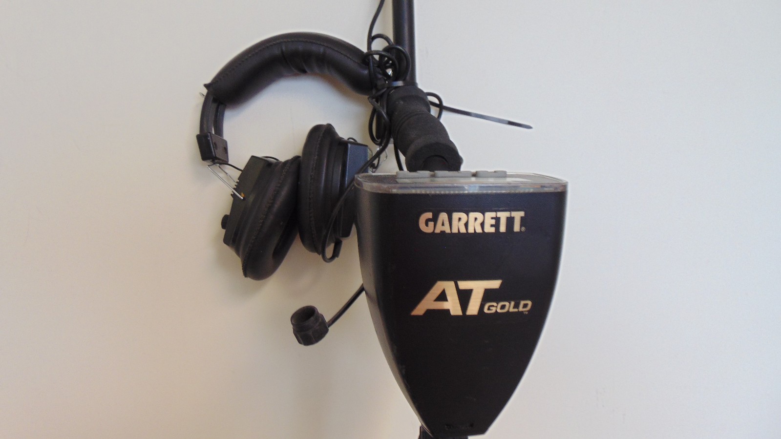 GARRETT AT GOLD METAL DETECTOR W/ HEADPHONES - FREE SHIPPING
