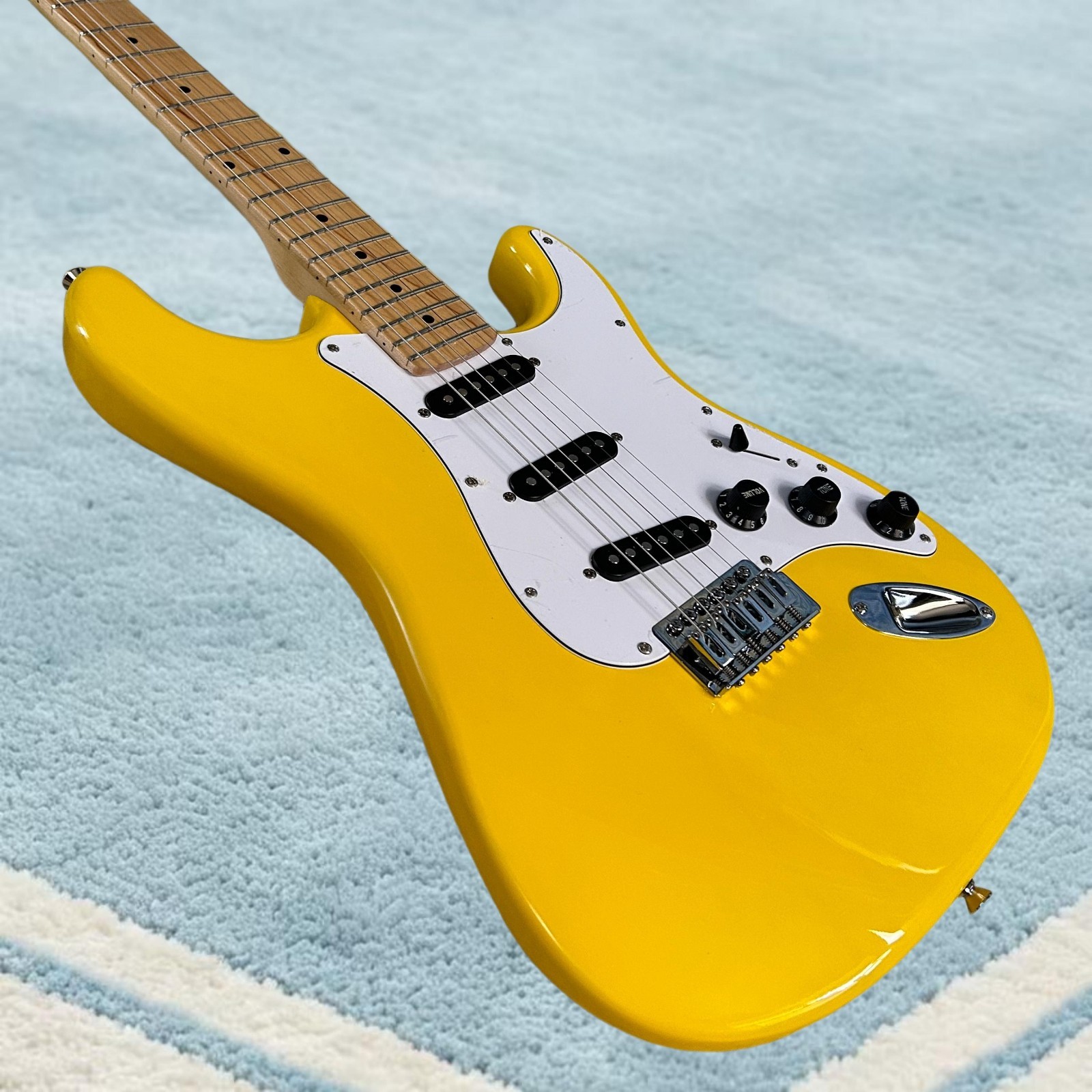 ST Electric Guitar Mahogany Body Yellow Color Maple Fretboard 22 Frets