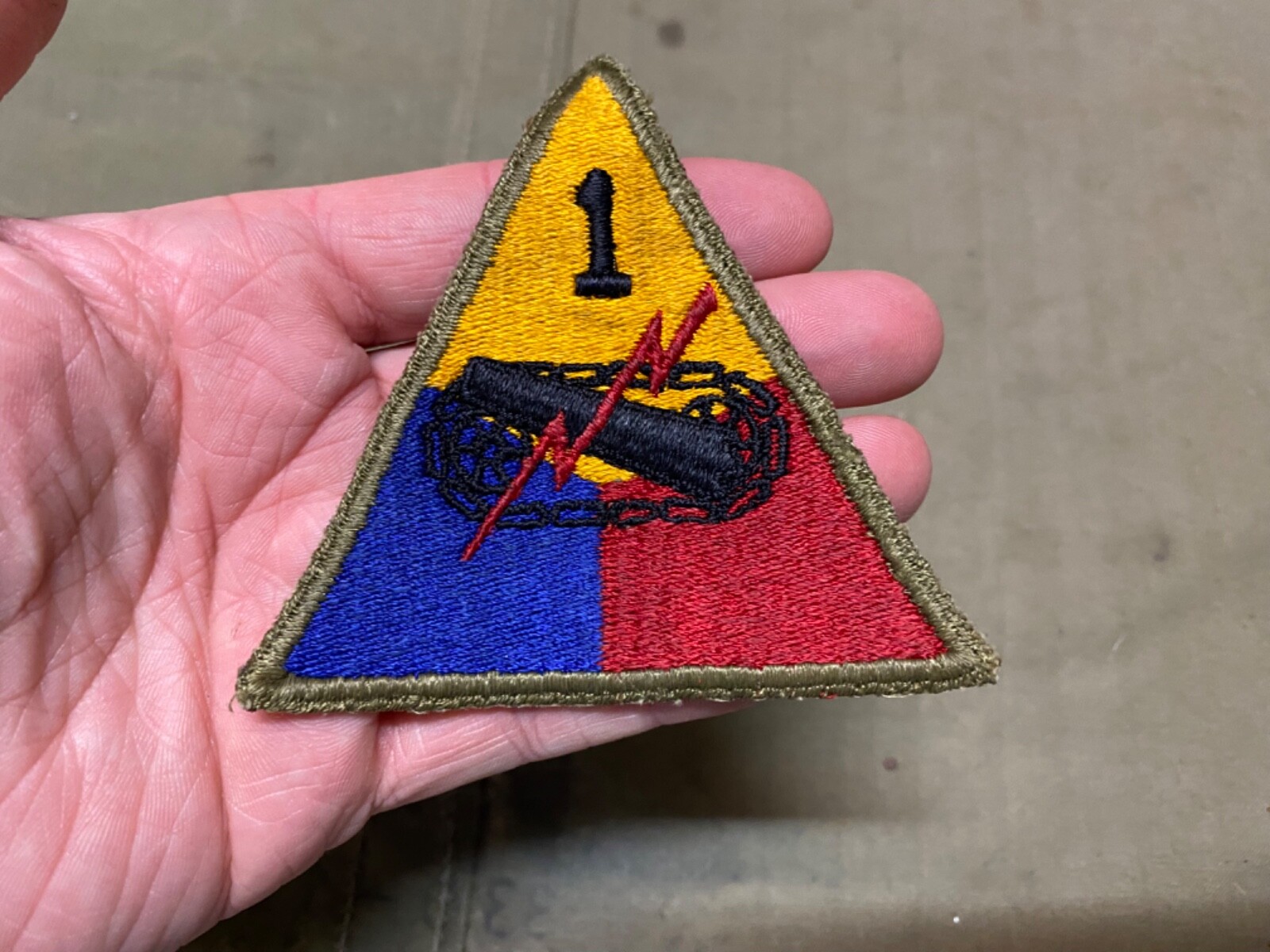ORIGINAL WWII US 1ST ARMORED TANK SLEEVE INSIGNIA PATCH- GREEN BACK