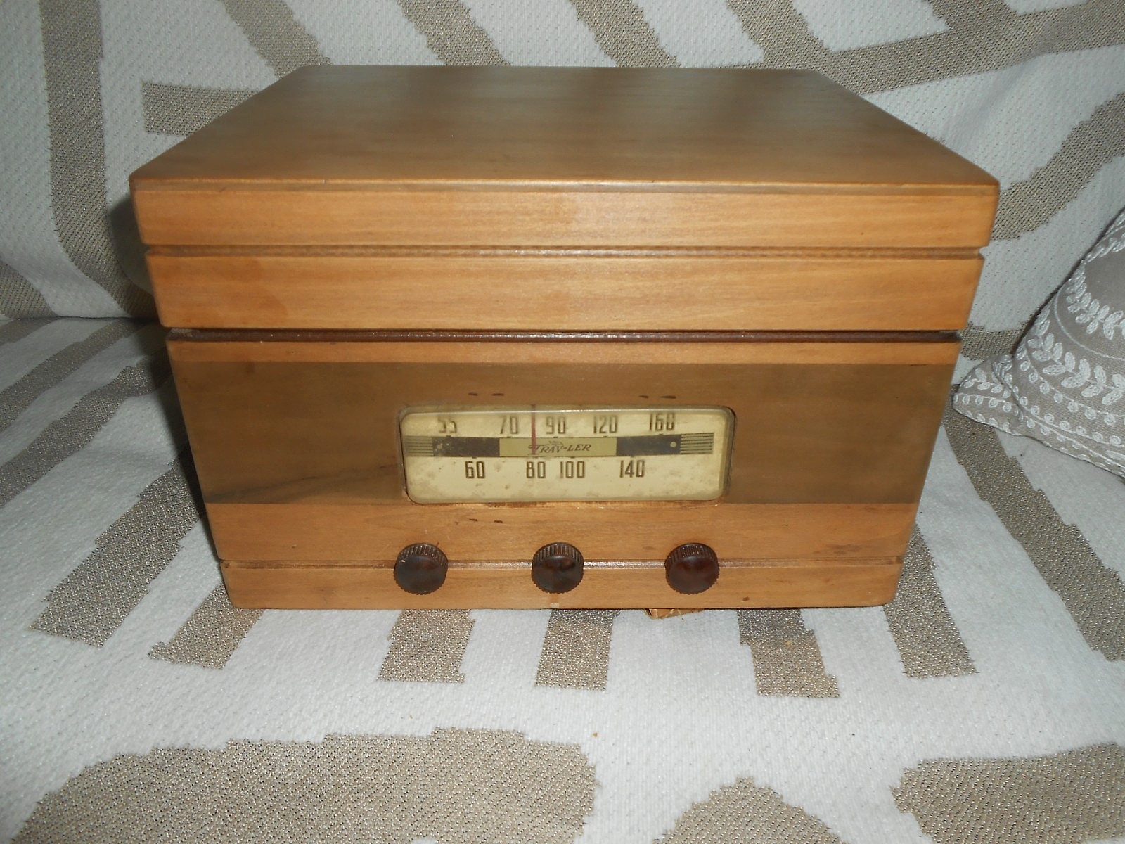 COOL TRAV-LER TUBE RADIO RECORD PLAYER MODEL 5044,OLD PHONOGRAPH,SMALL WOOD CASE