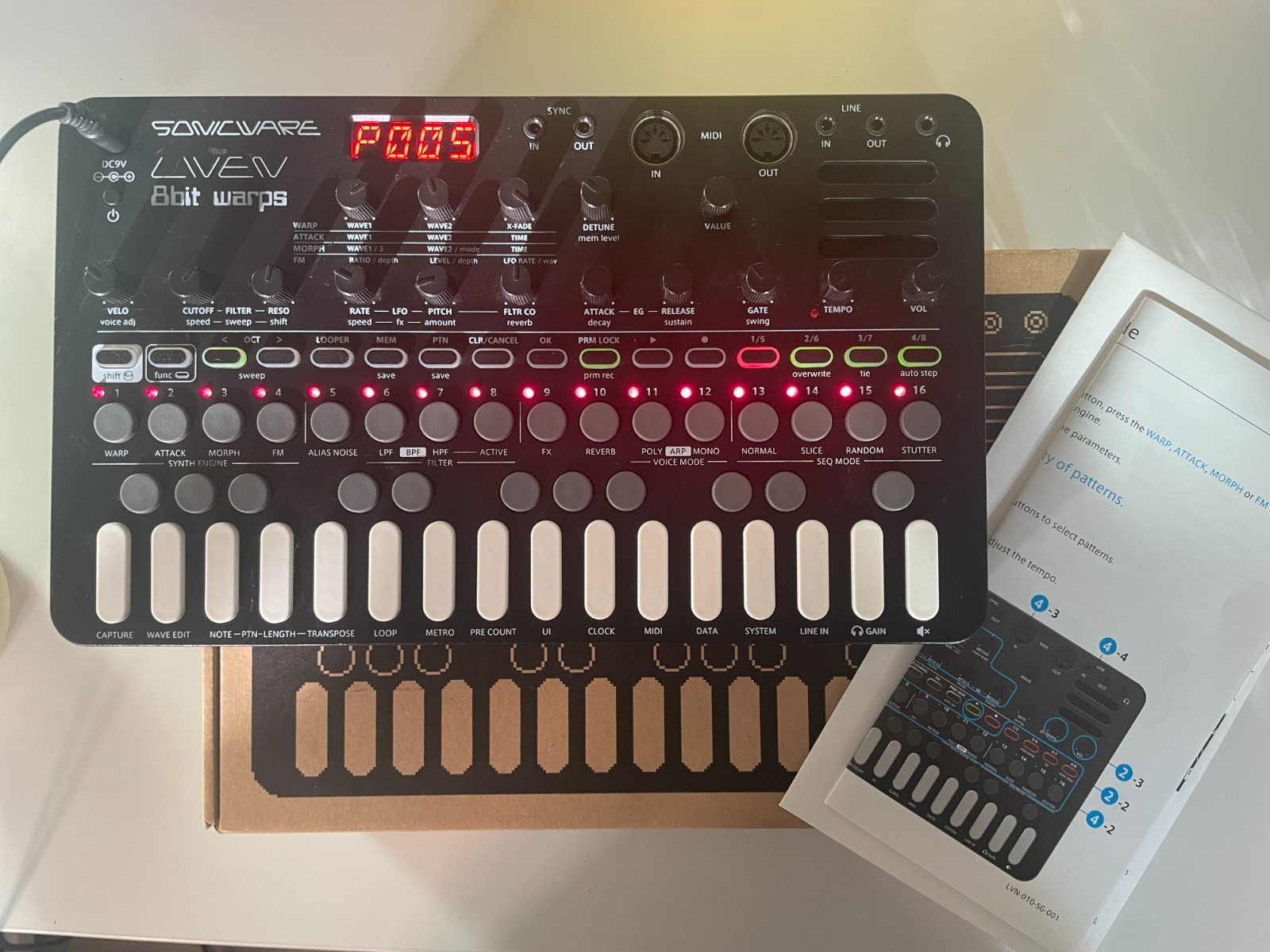 Sonicware LIVEN 8bit Warps Keyboard SYNTHESIZER - super clean, box & manual incl