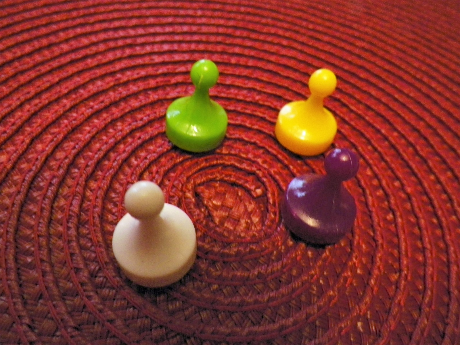 VINTAGE COLLECTABLE FOUR SMALL PLASTIC GAME PIECES FROM BOARD GAMES