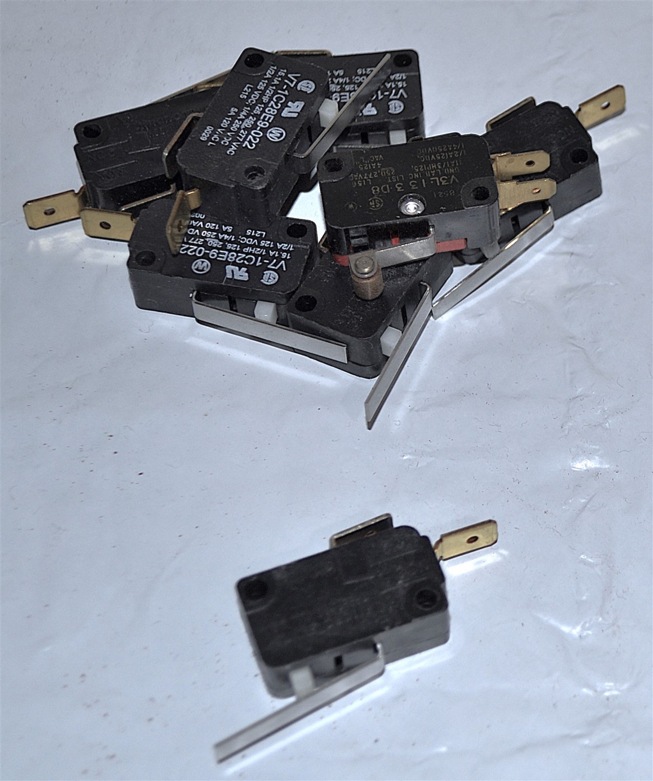 V7 SINGLE POLE MICRO SWITCH VINTAGE QUANTITY 8 LONG HANDLE COMMERCIAL SURPLUS