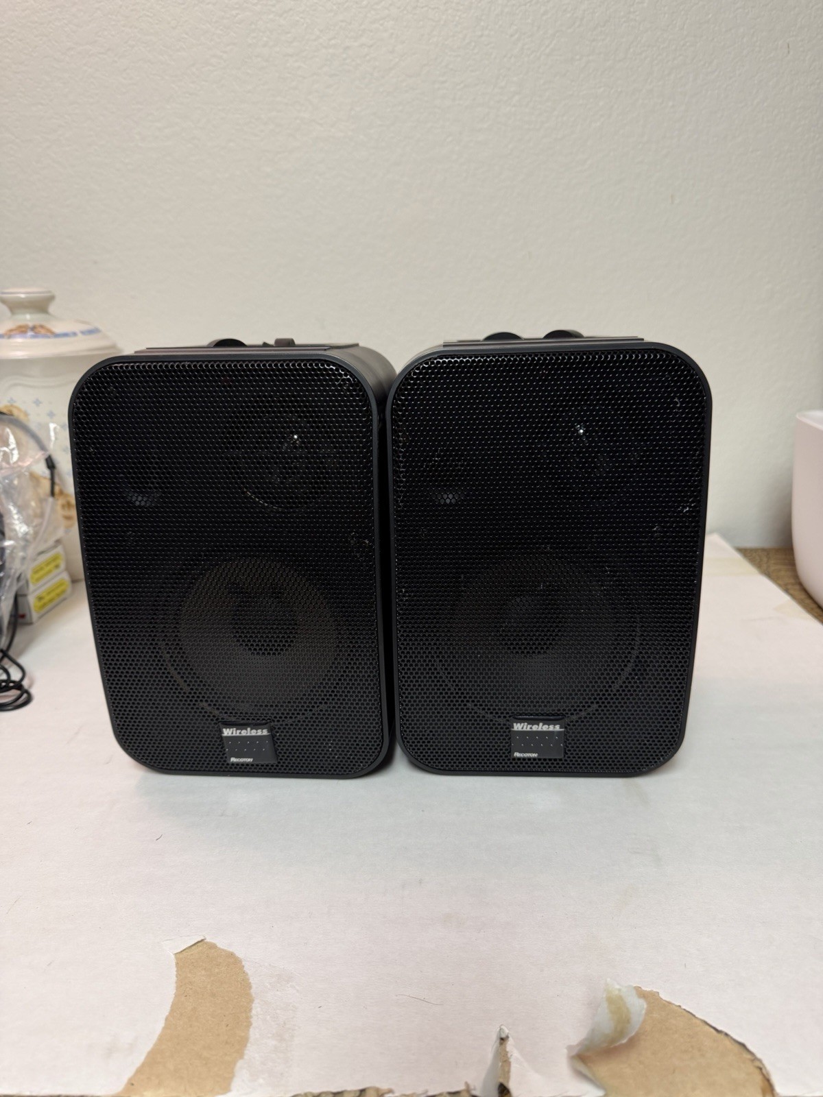RECOTON WIRELESS POWERED SPEAKERS. NO POWER CORD BUT TGEY DO WORK