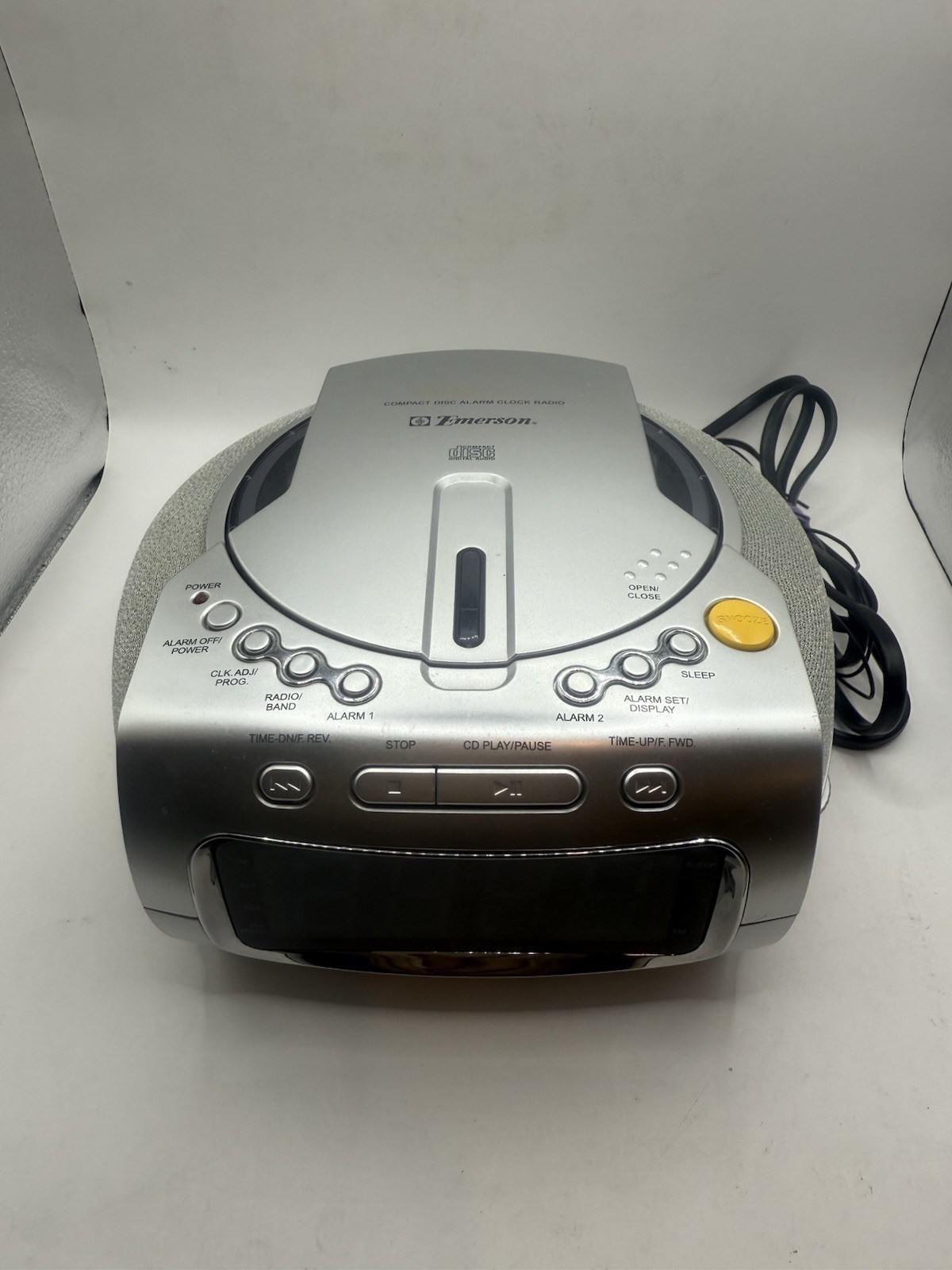 Emerson CD AM/FM Stereo Clock Radio Dual Alarm model CKD1100 plug in or 9 volt