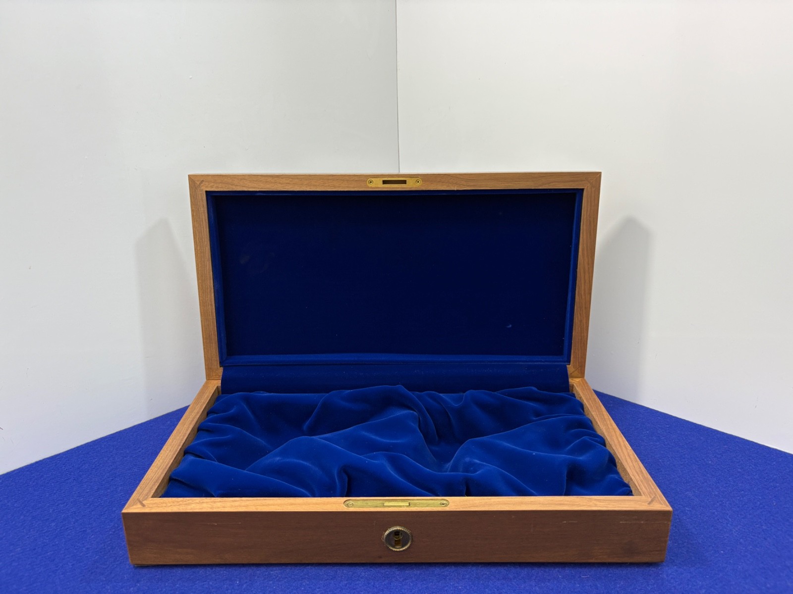 Vintage Dual Colt Mustang Presentation Case – Blue Lined – Lock & Key