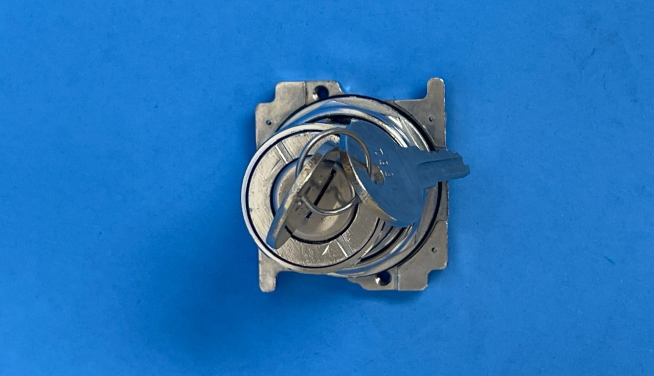 Cutler Hammer 10250T15112 30mm 2-Position Maintained Keylock Selector Switch