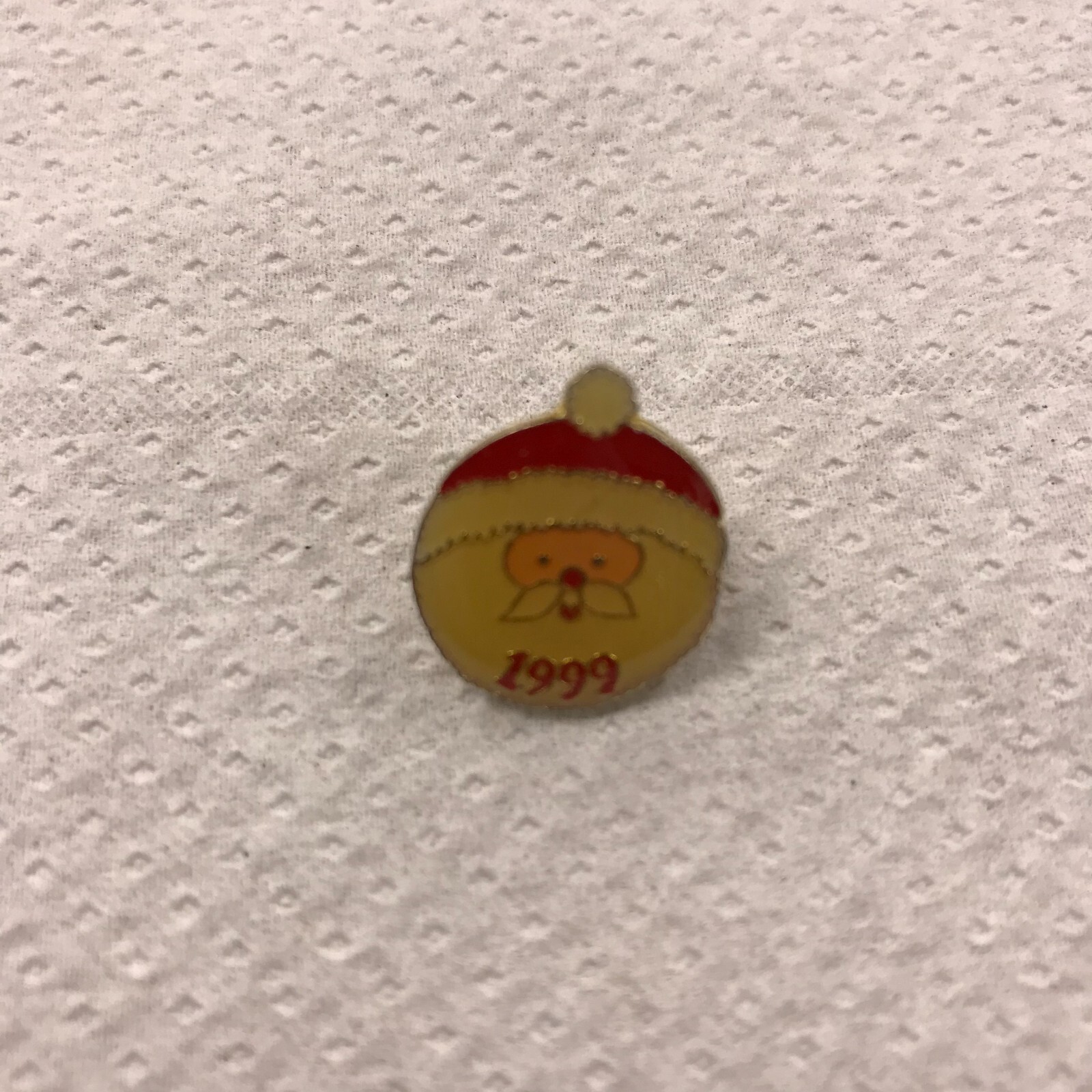 Vintage 1999 Santa Claus hat/lapel pin