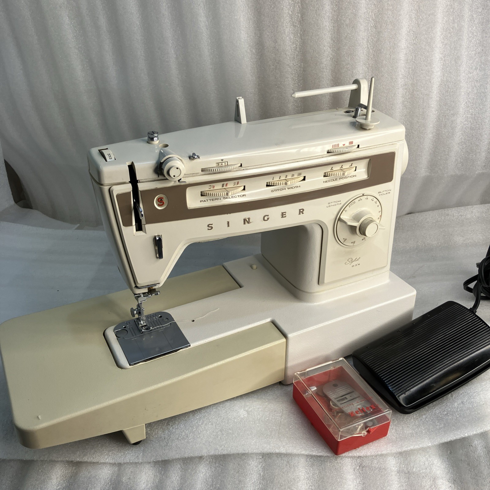 Singer Stylist 834 Sewing Machine – With Pedal. Made in Poland, good condition