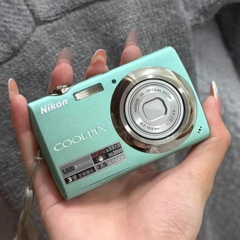 Nikon Coolpix S220 10.0MP 3x Zoom Compact Digital Camera English language