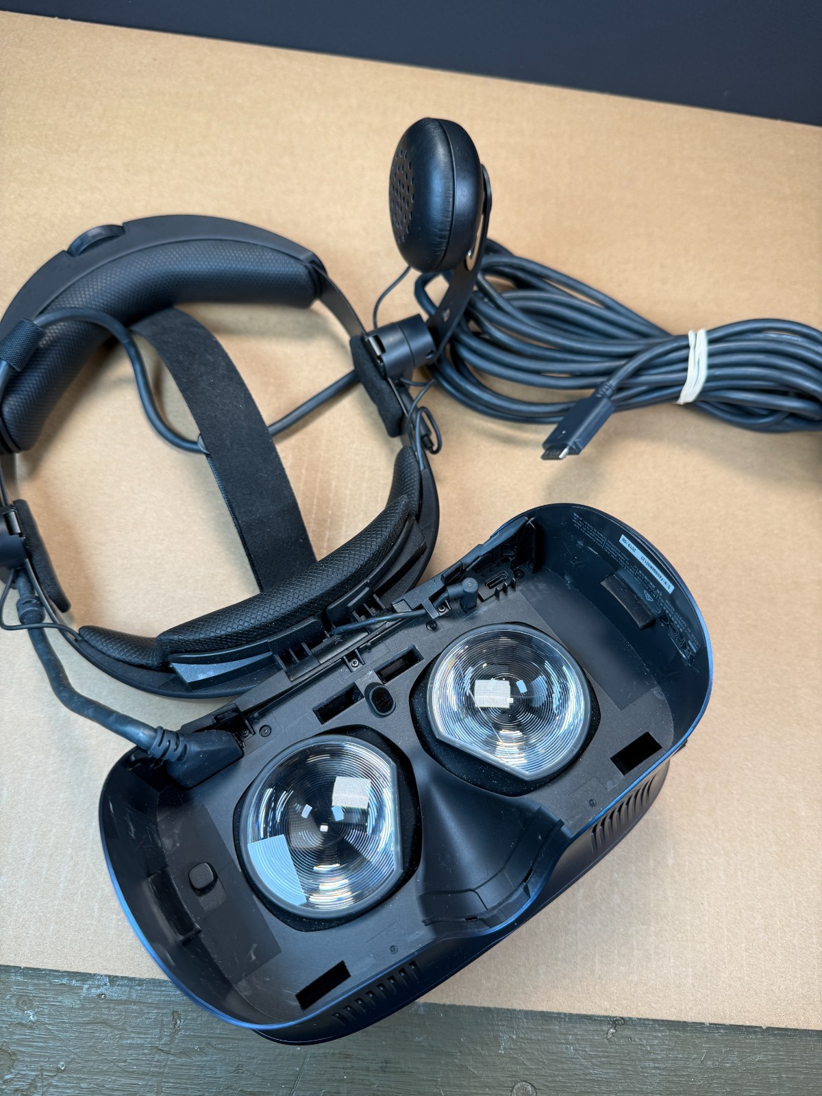 HTC Vive Cosmos VR Headset 2Q2R100 With Controllers Ships Fast!!!