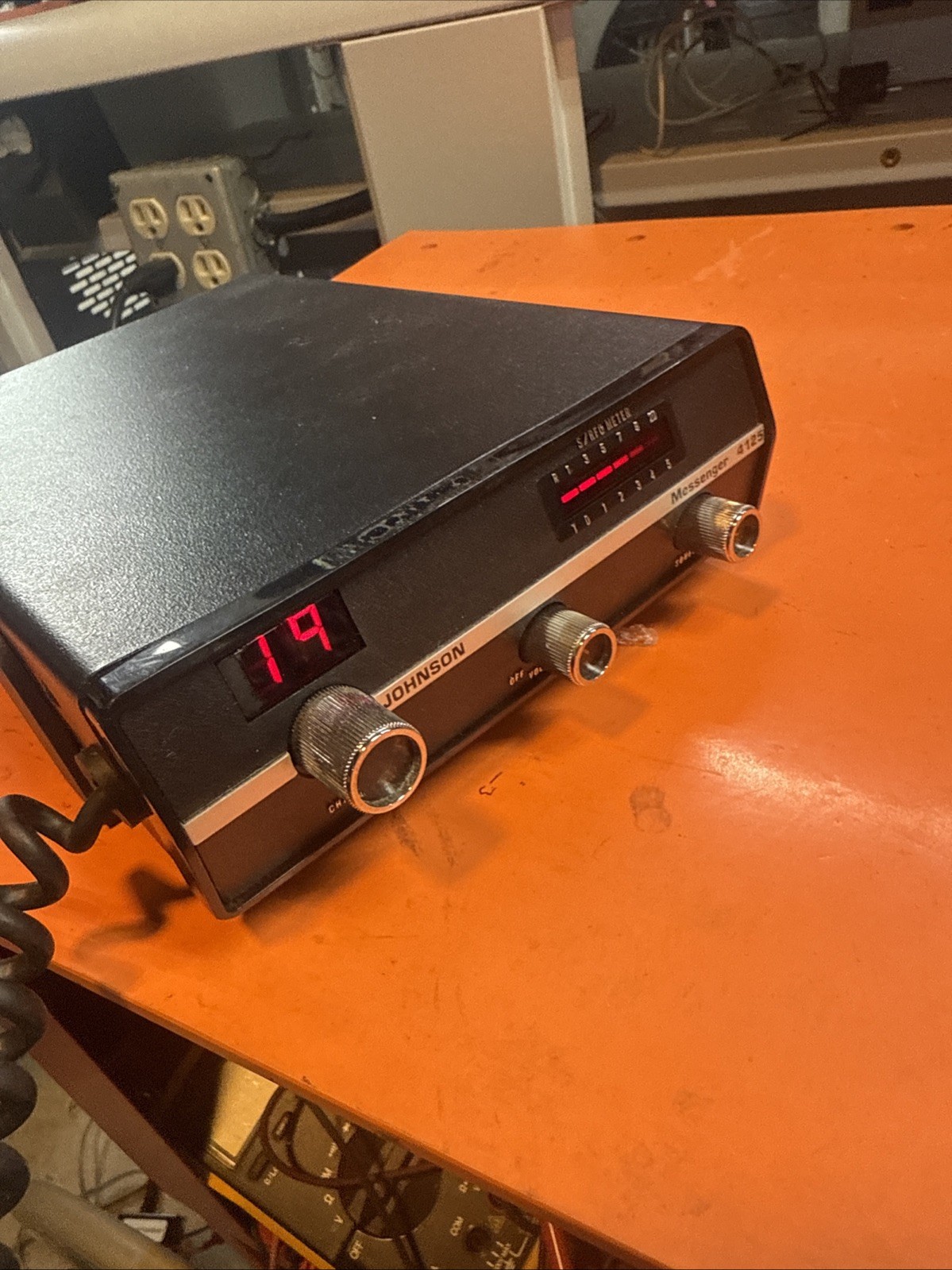 Johnson Messenger 4125 CB 40 Channel Radio Works Good As Shown