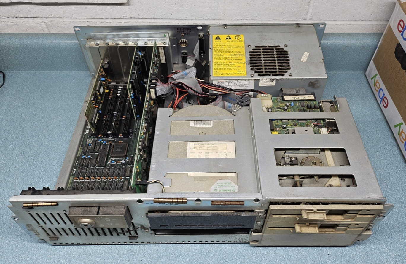 Vintage Tandon TM7000 Desktop Computer PC Model 7004    FOR PARTS  AS-IS
