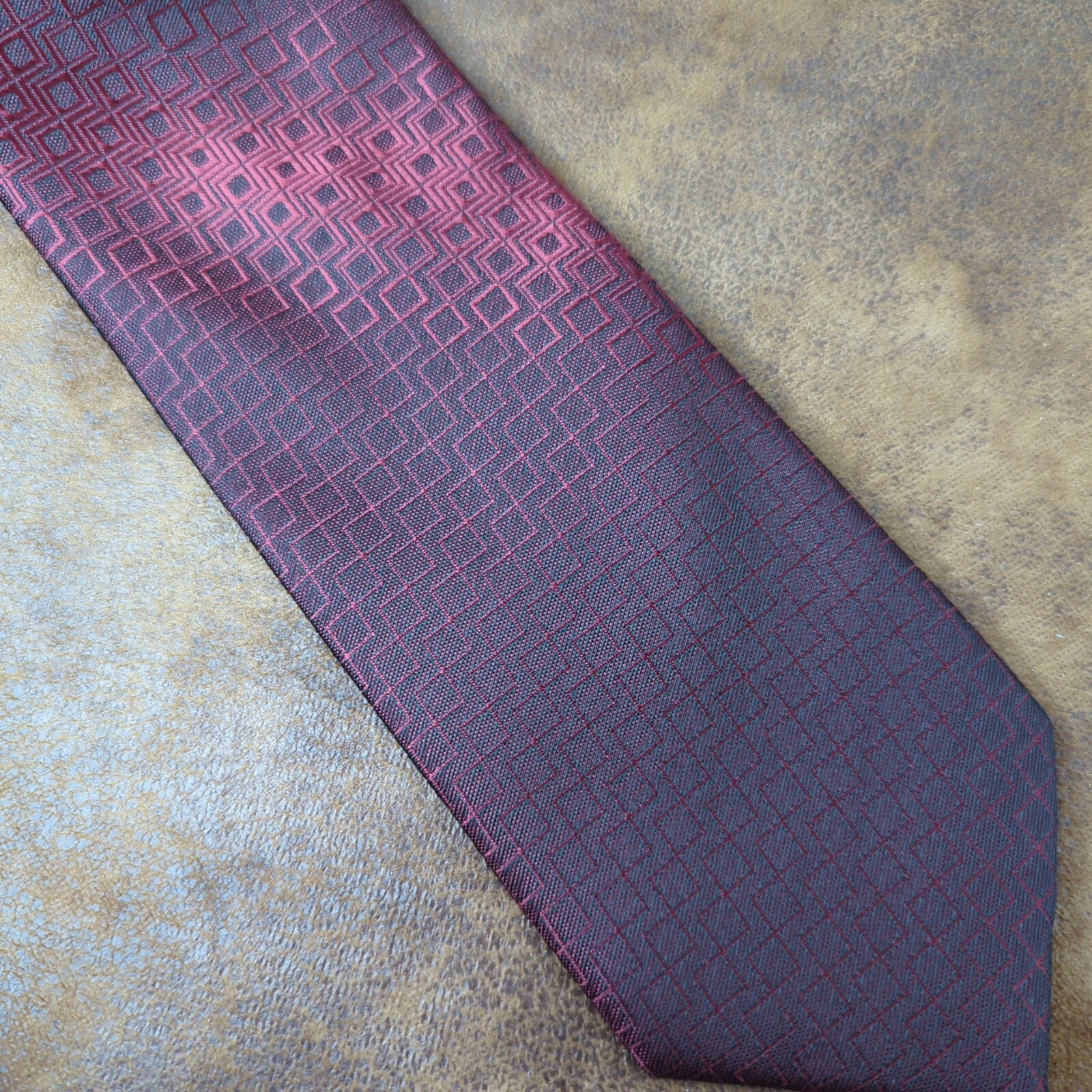 Van Heusen Burgundy Maroon 100% Polyester Men’s Necktie Tie Geometric Pattern