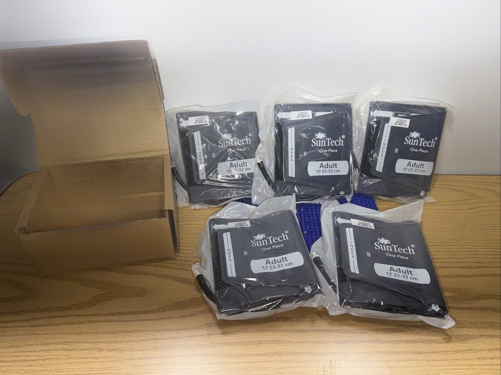 SUNTECH  98-0600-45 ONE PIECE CUFF  ADULT 23-33 CM,  Lot Of 5