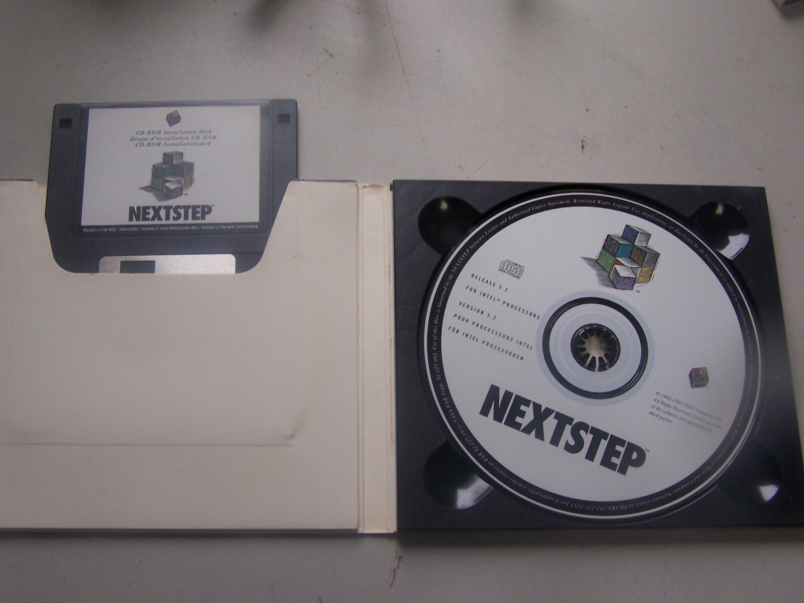 CLEARANCE - NeXTStep Release 3.2 & NeXTStep Developer 3.2 Software