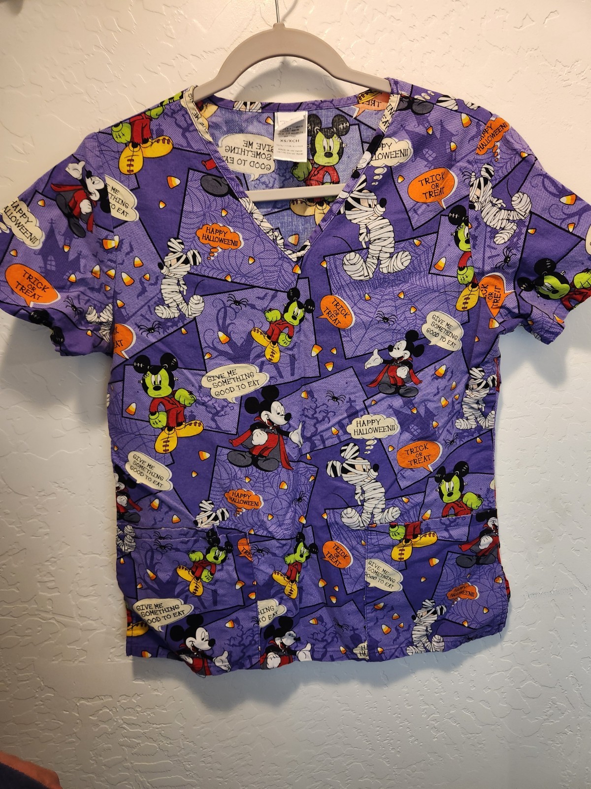 Disney Scrub Top Womens X-Small Purple Mickey Mouse Halloween V Neck Pockets