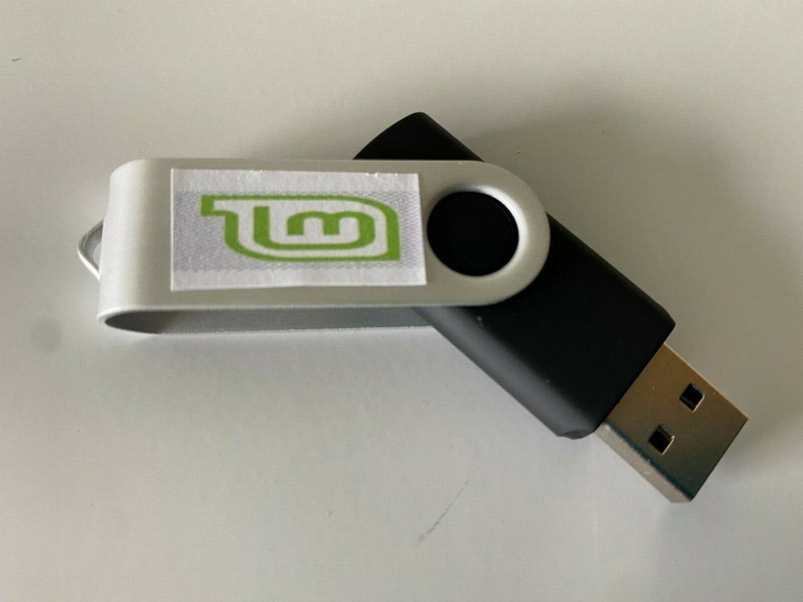 Linux Mint 20 "Ulyana" - Cinnamon (64-bit) Bootable USB Thumb Flash Drive