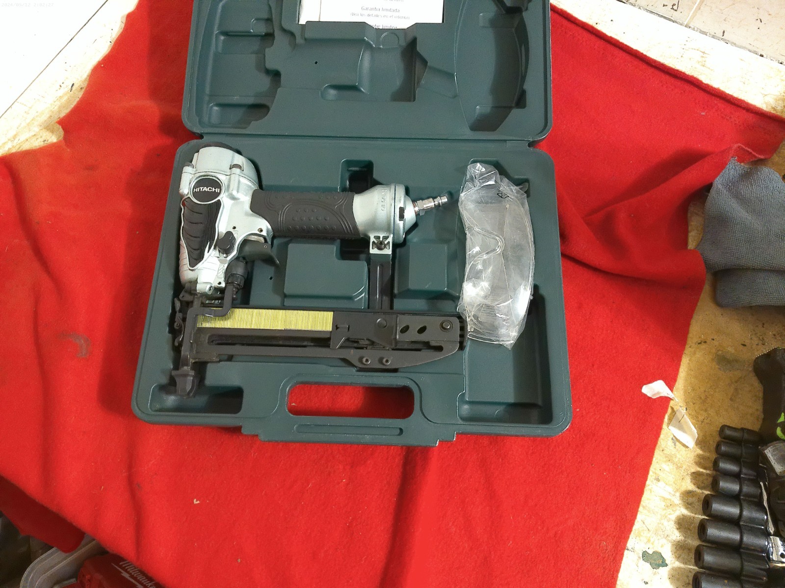Hitachi N 3804AB3(S) Pneumatic 18 Gauge Finish Stapler w/Case Commercial Grade