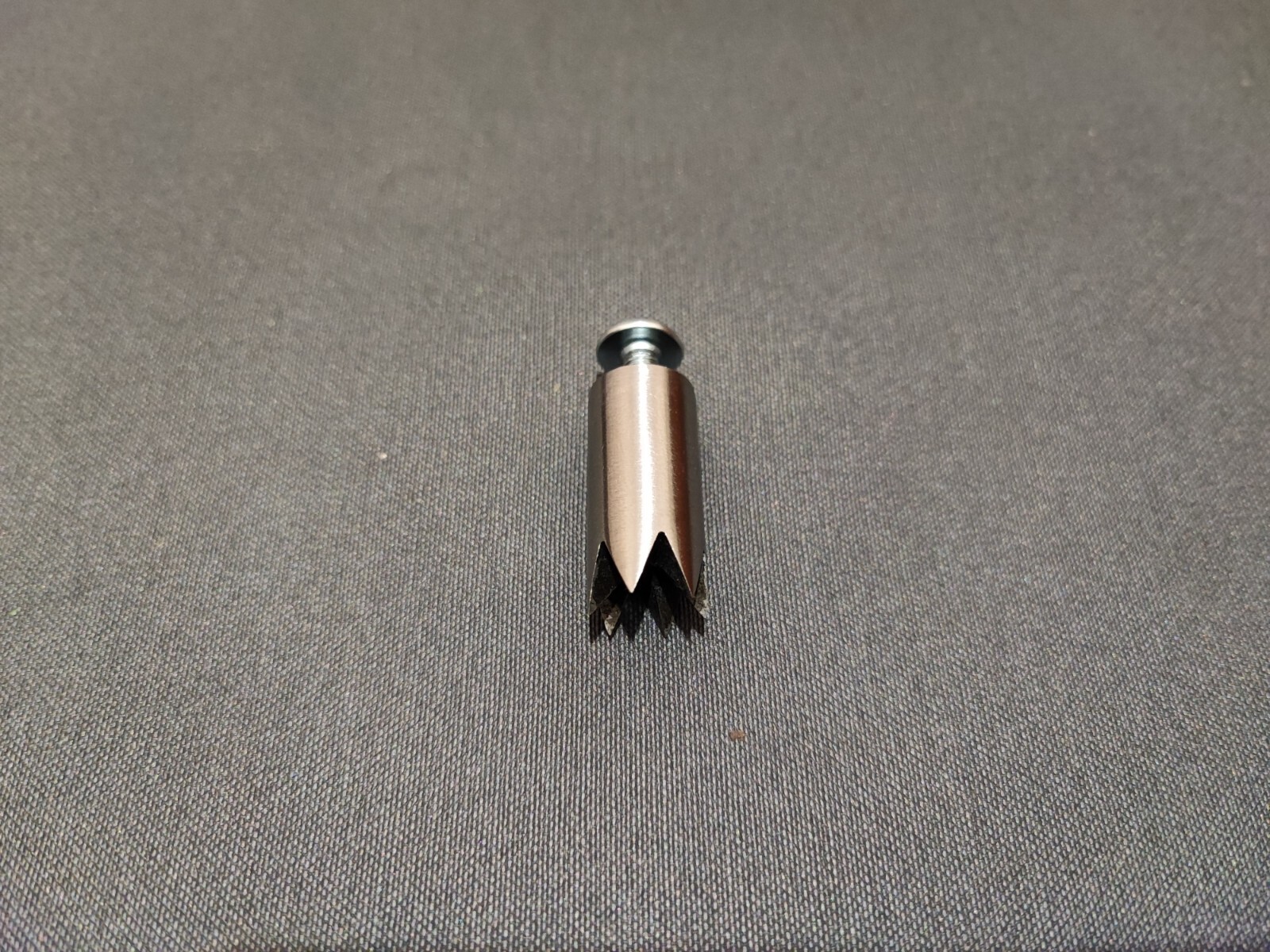 Crimp starter for blank cartridges.