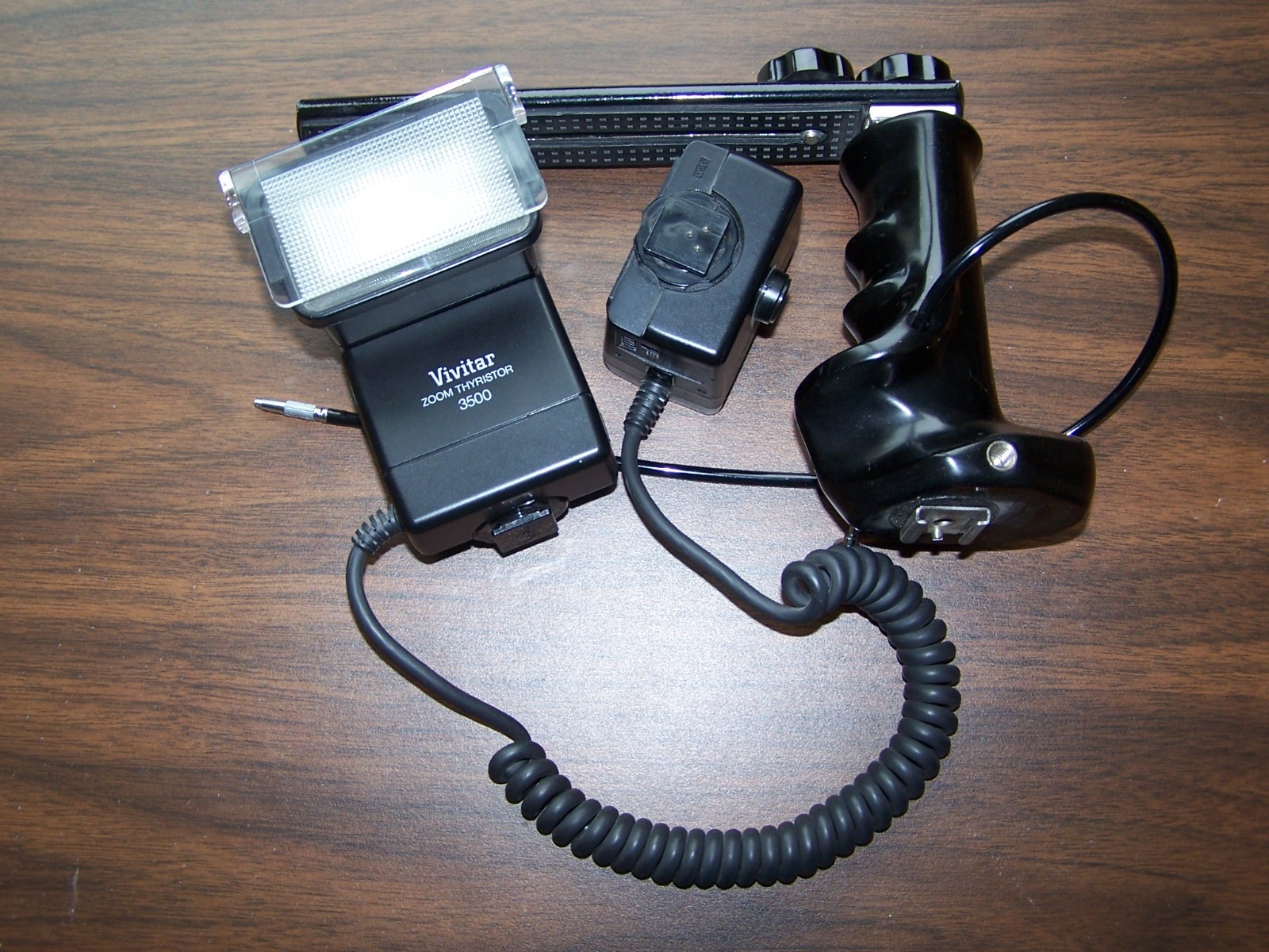 VIVITAR ZOOM THYRISTOR 3500 WITH DSC – 1 FOR OLYMPUS. HANDLE INCLUDED