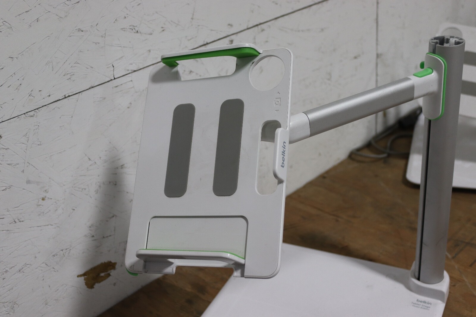 Belkin Tablet Stage / Stand Model B2B054 Perfect For Presentations Or Classroom