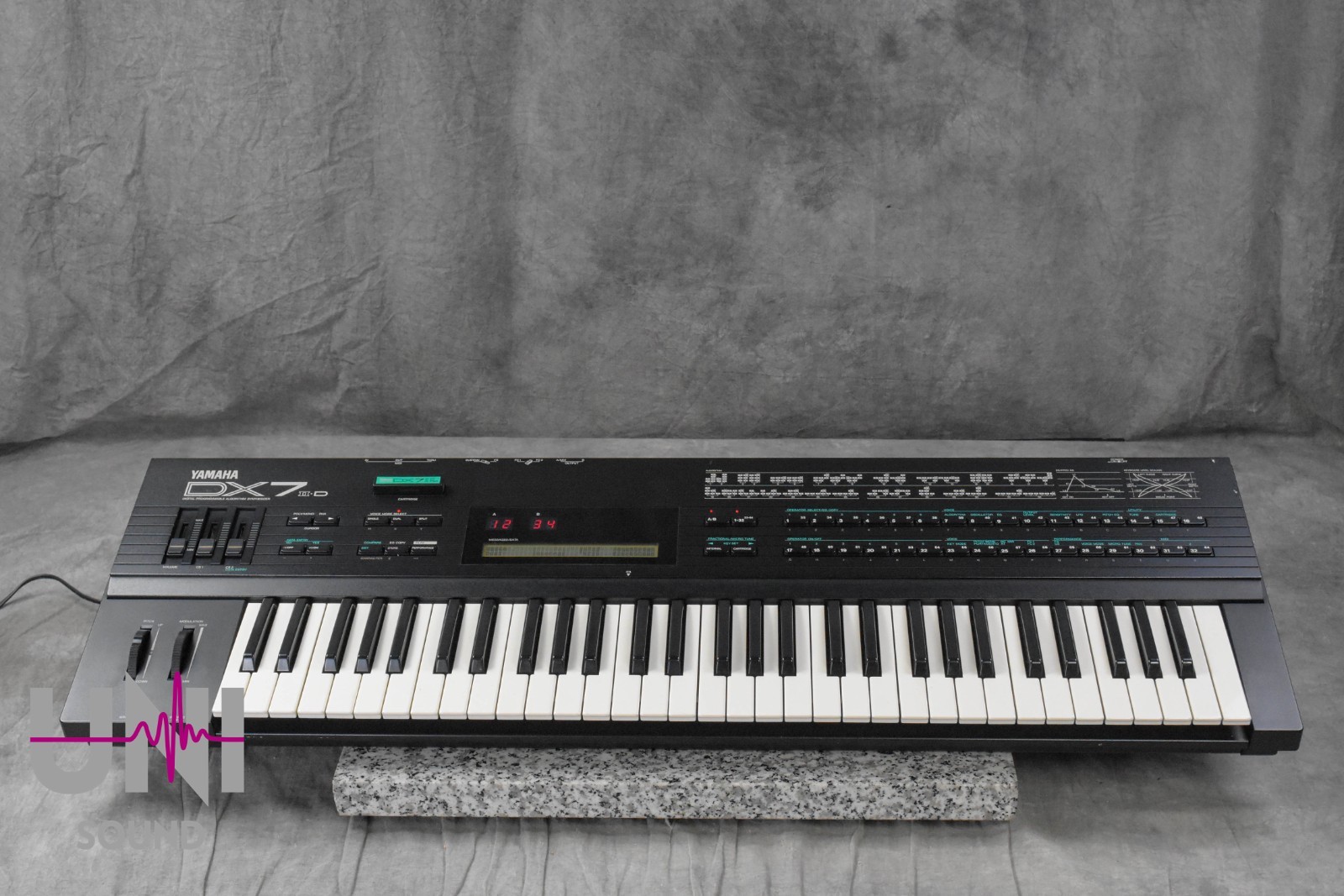 YAMAHA DX7 II-D Digital Programmable Synthesizer in Good Condition
