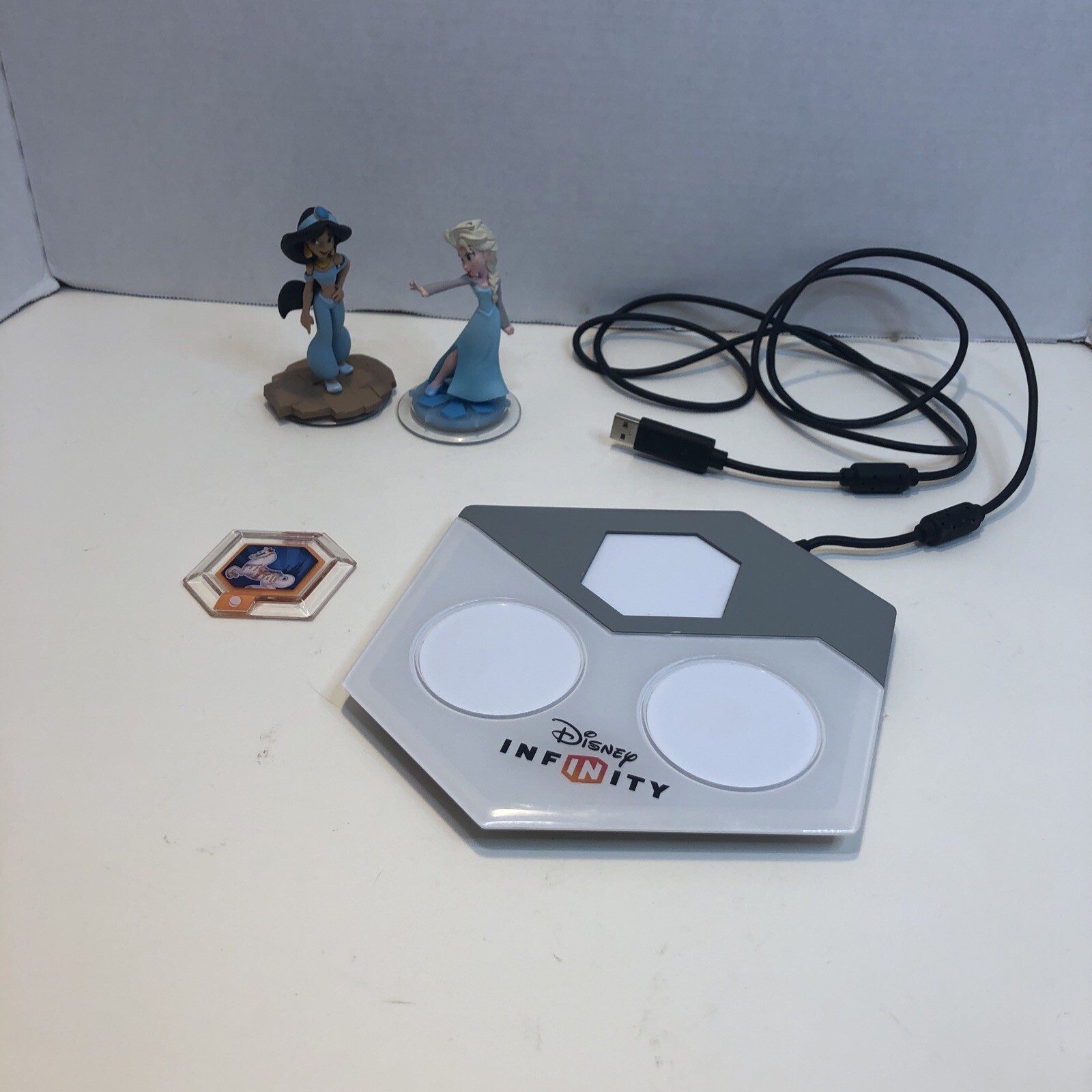 Disney Infinity Xbox One Portal Base Pad w Jasmine Elsa Figures Disc