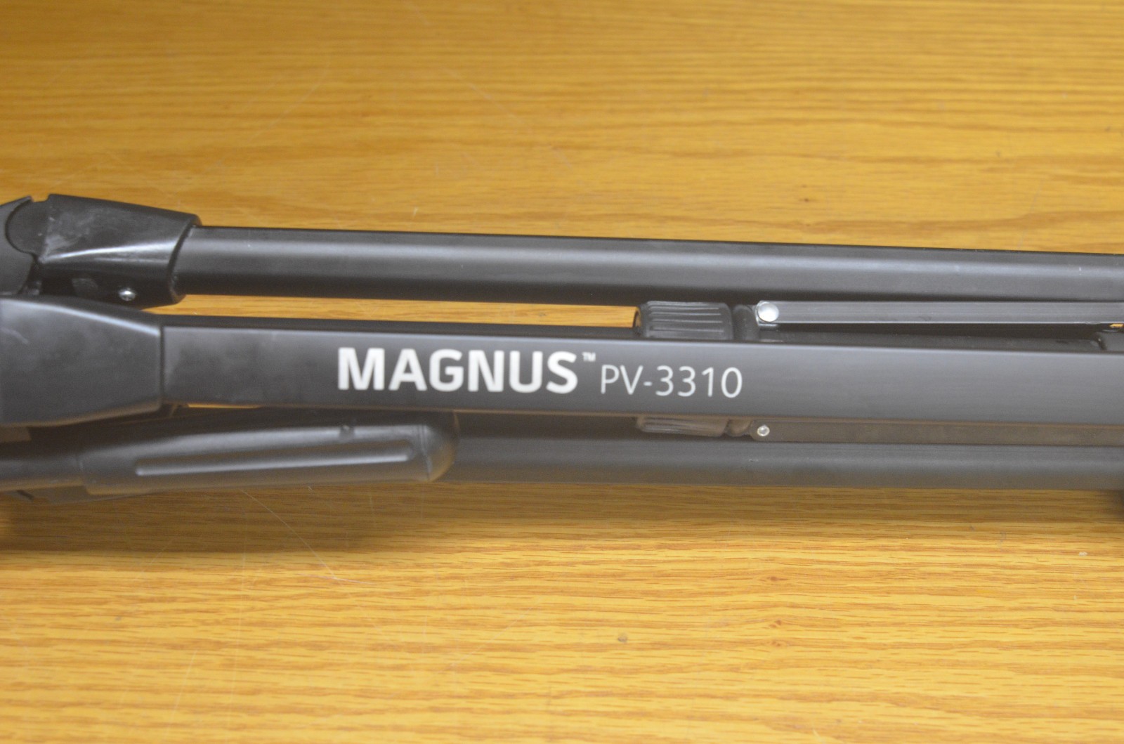 Magnus PV-3310 Tripod (4-A)
