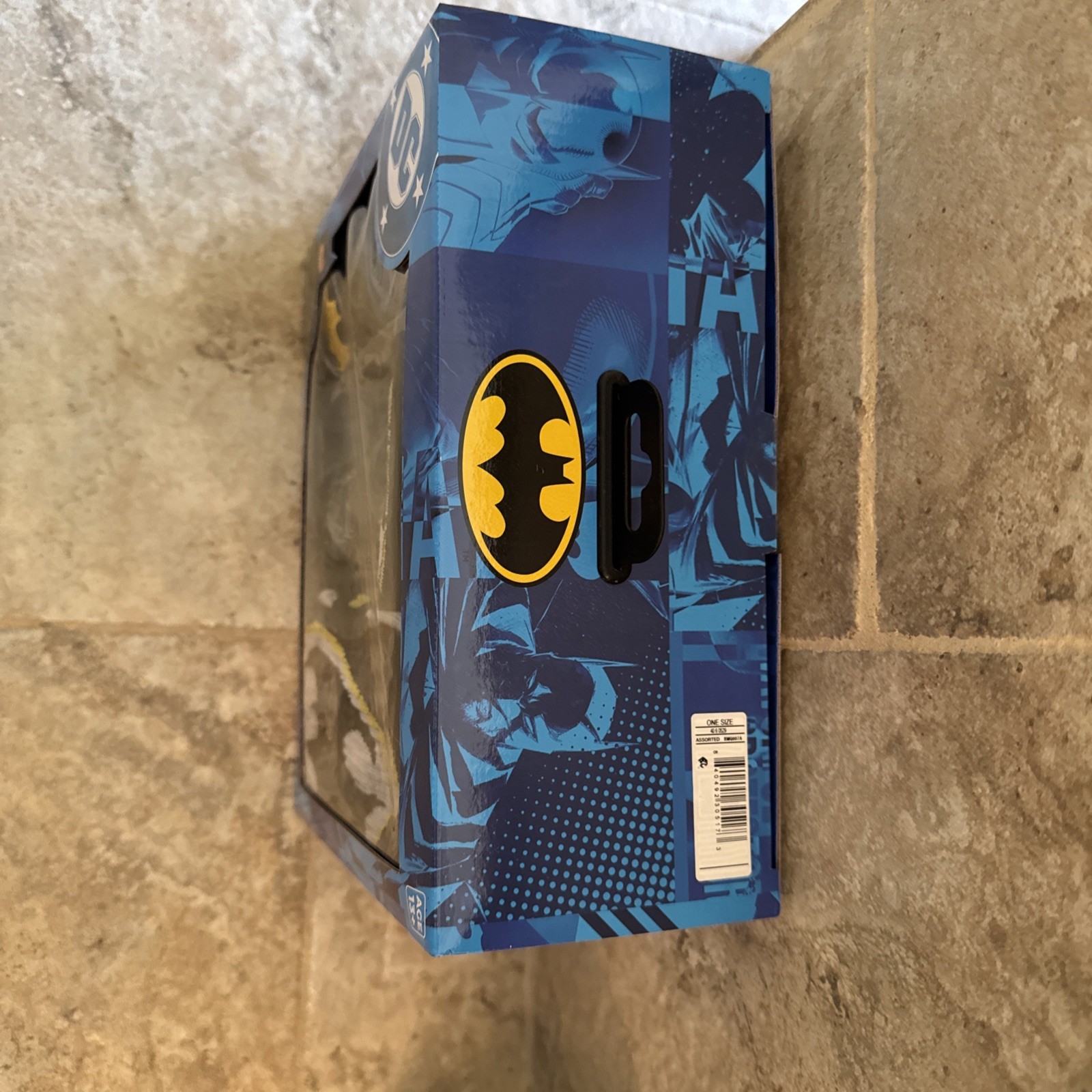 DC Comics Batman Men’s Gift Set Beanie Hat-crew And Boot Socks & Mug Box Set