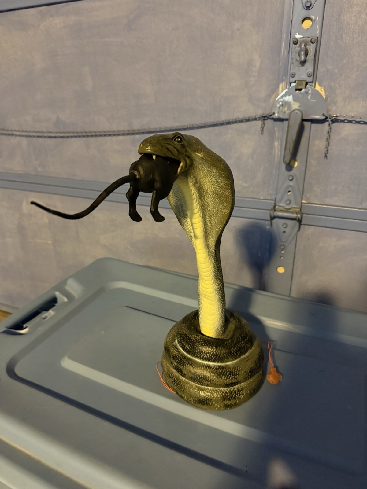 Magic Power Co 2006 King Cobra Eating Rat Animated Scary Halloween Sound 15”
