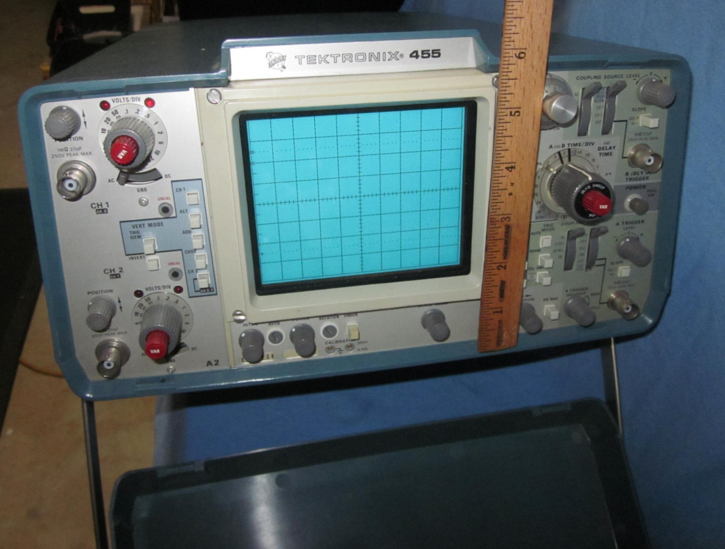 Tektronics 455 Oscilloscope .. did nothing when plugged in .. dead or user error