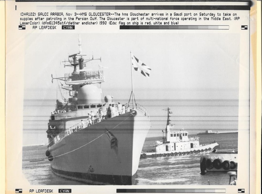 1990 HMS Gloucester Taking on Supplies in Saudi Arabian Port Original News Photo