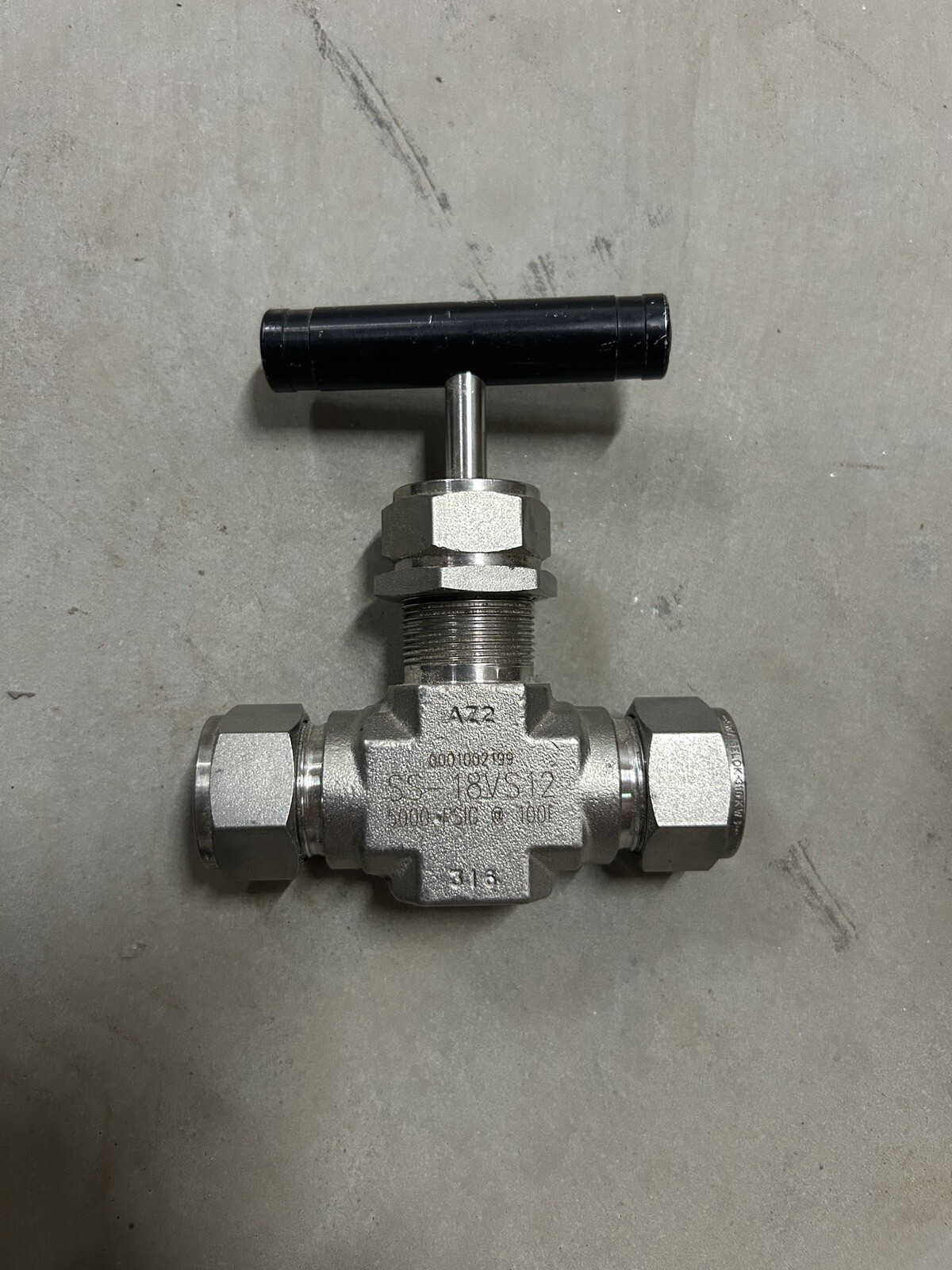 Swagelok SS-18VS12 AZ2 Manual Stainless Needle Valve 5000psi 100F 3/4in Tube