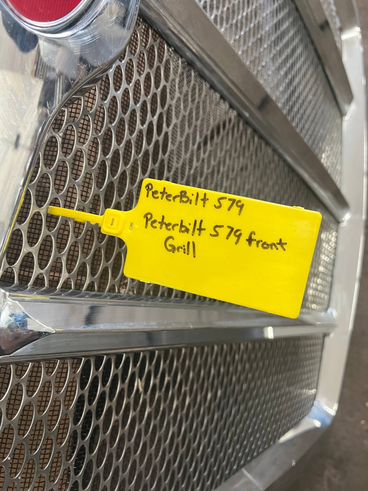 PETERBILT 579 FRONT GRILL USED
