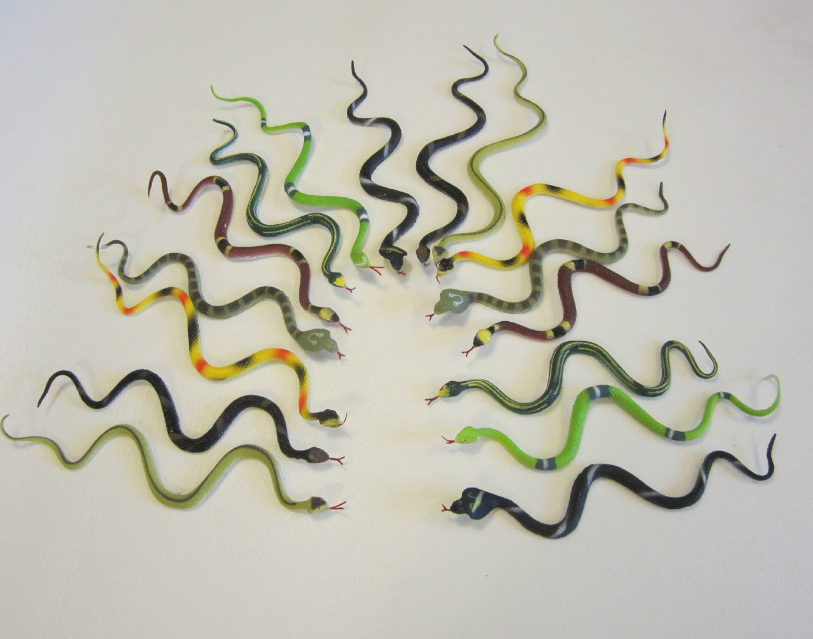 24 NEW RAIN FOREST RUBBER SNAKES 14" TOY FAKE PRETEND JUNGLE SNAKE WITH TONGUE