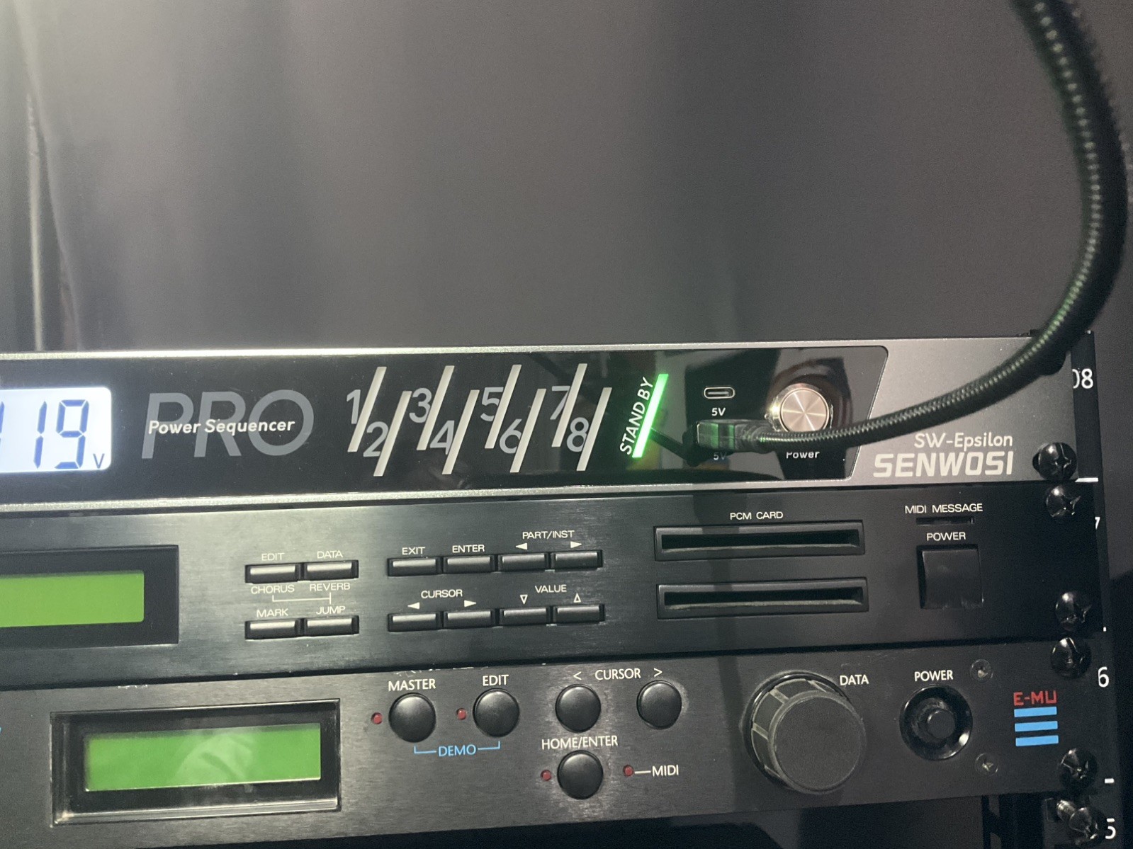 Roland U-220 RS-PCM Sound Module Rack Synthesizer