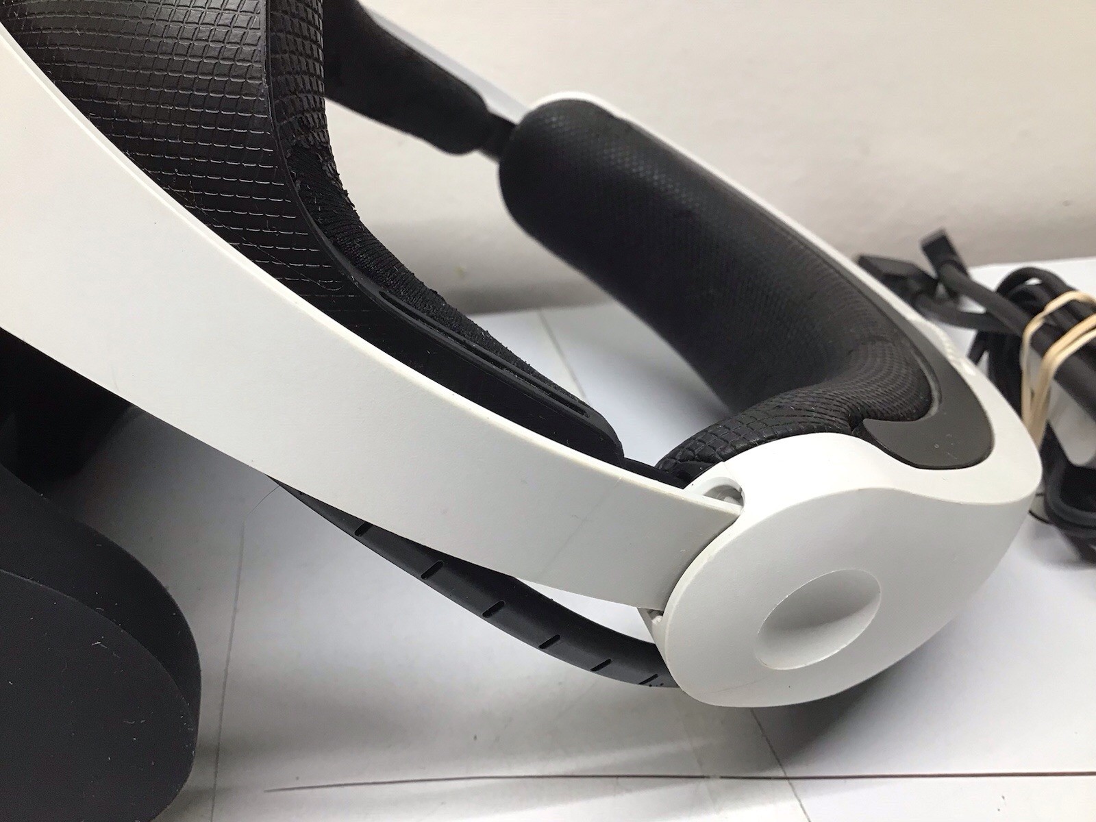 Sony PlayStation 4 PS4 Virtual Reality VR Headset Bundle White CUH-ZVR1 READ