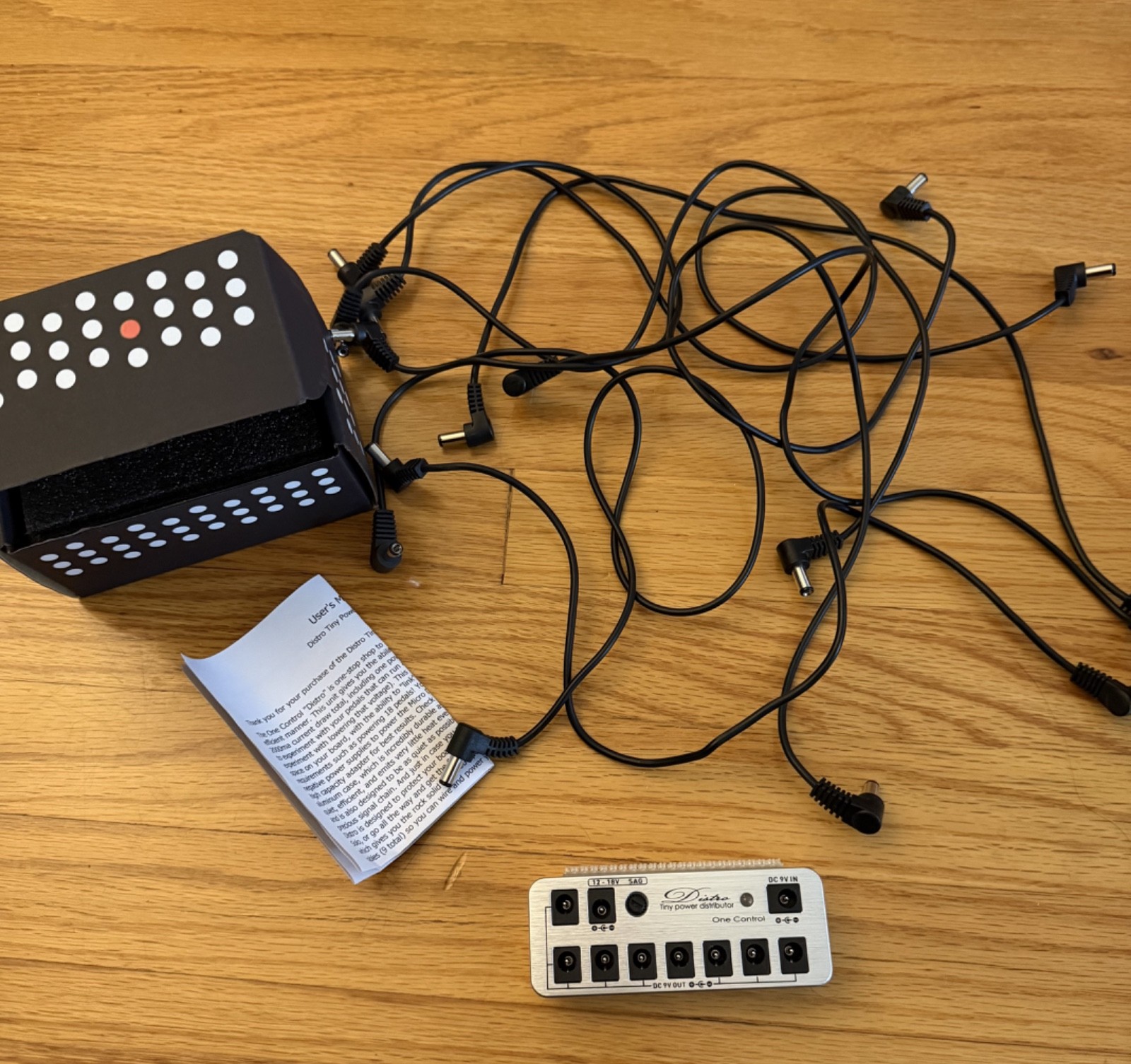 One Control Micro Distro Pedal Board Tiny Power Distributor w/Cables, box XLNT