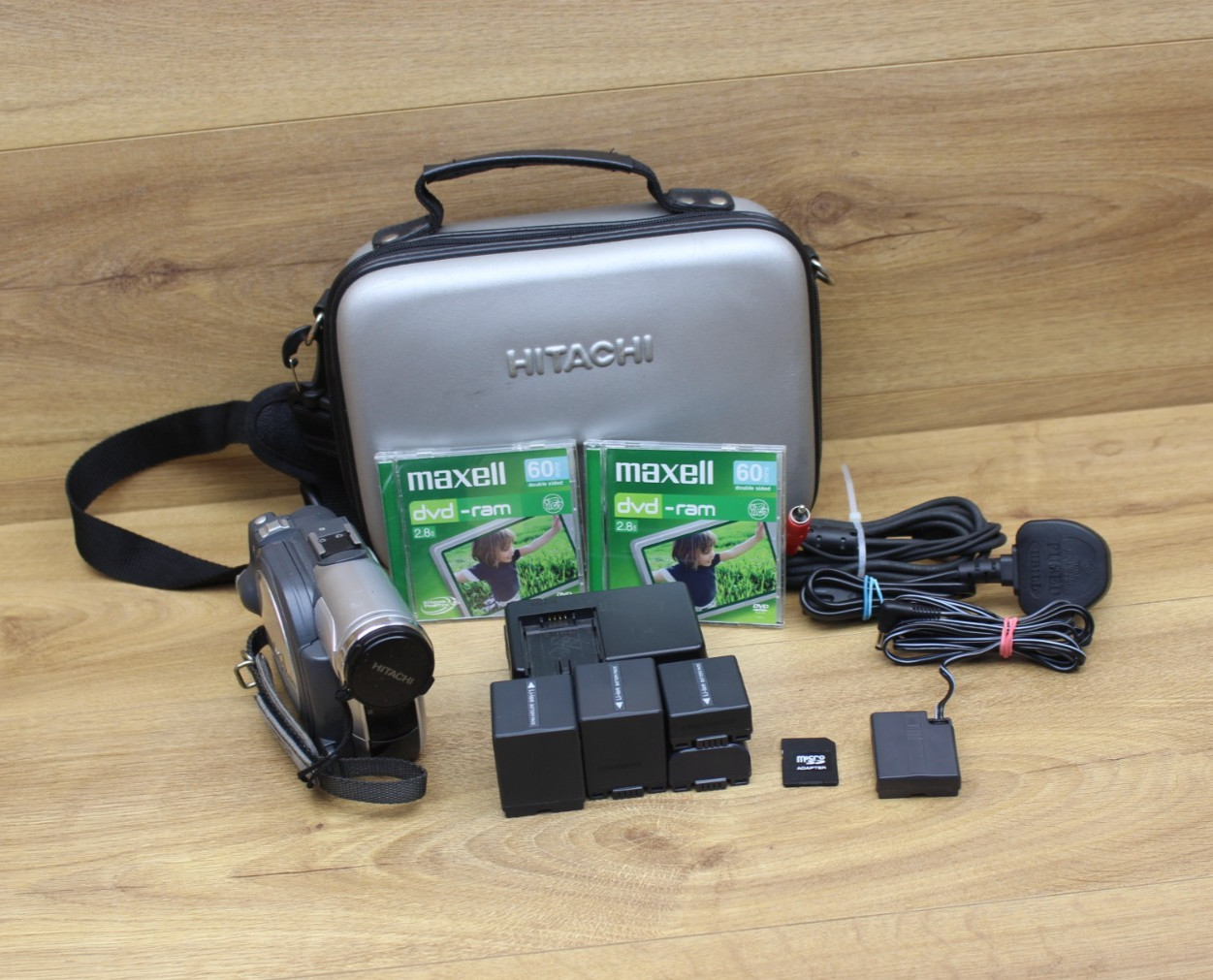 Hitachi DVDCAM DZ-BX31E Handheld DVD-RW Camcorder Silver Tested