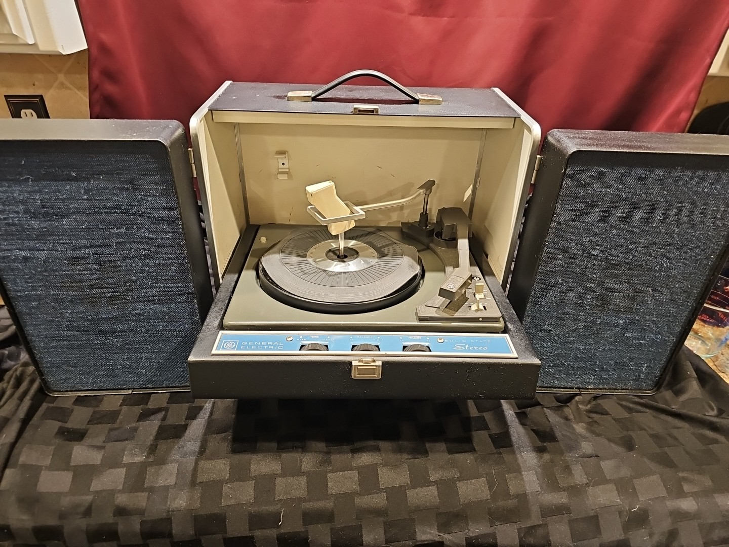 General Electric Solid State Stereo Portable Record Player Fold Out Speaker Read
