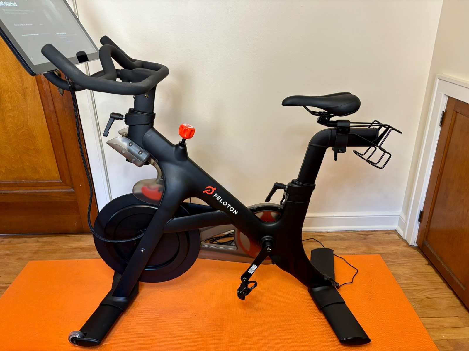 Peloton Bike – Excellent Condition – FREE DELIVERY: Milwaukee, Chicago, Madison