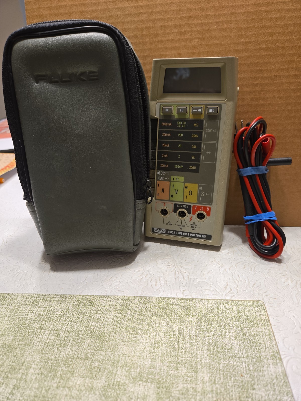 FLUKE 8060A TRUE RMS MULTIMETER W/ LEADS and CASE (TESTED)