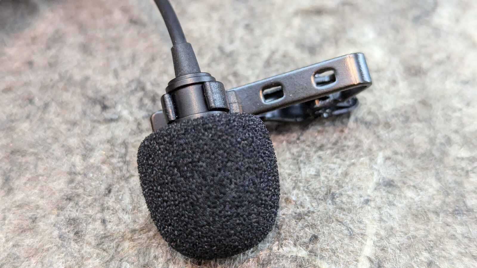 LavMicro U1A Clip-On Lavalier Microphone with 6.6' (2m) Cable/Lightning Adapter