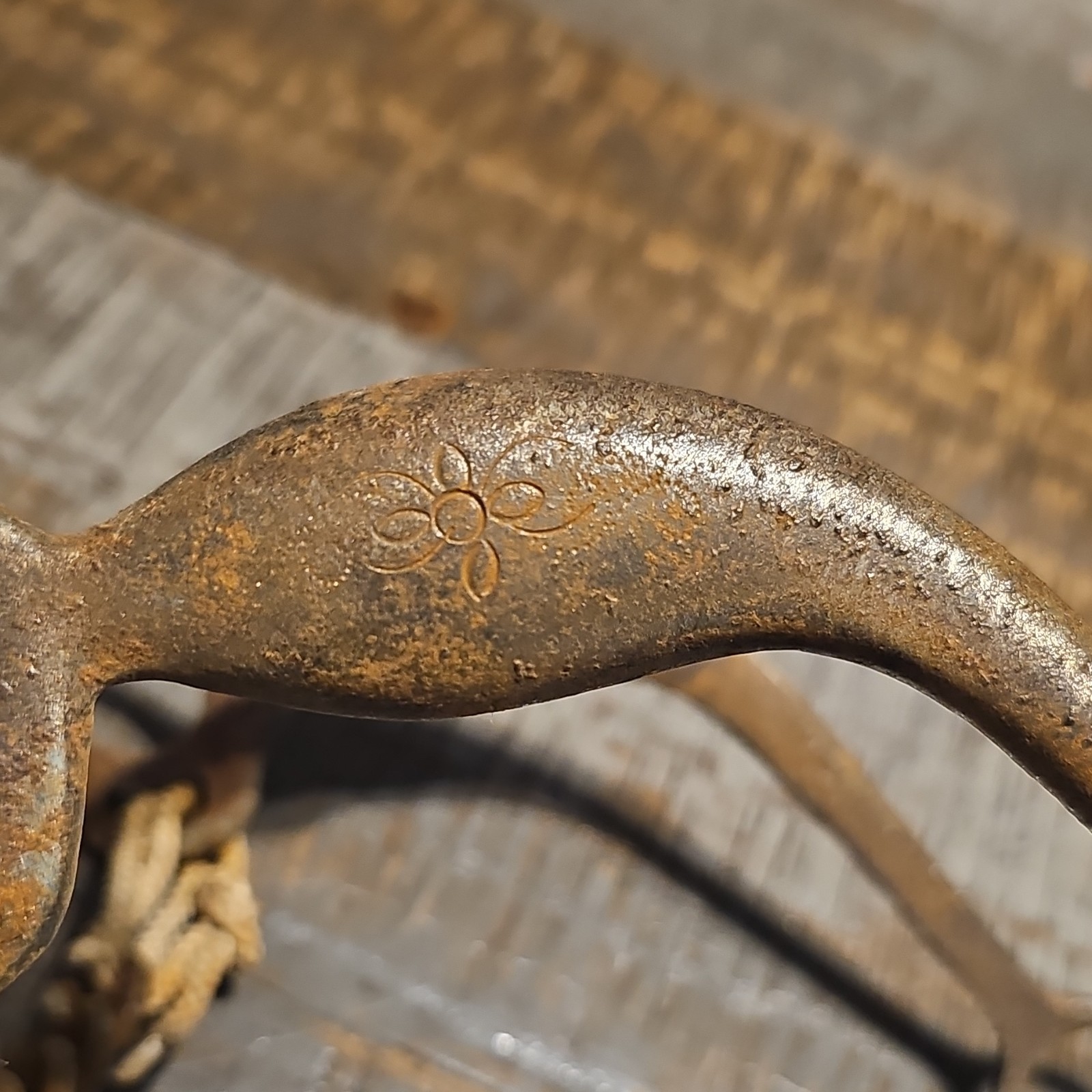 Engraved Mulled Mouth Grazing Horse Bit with Curb Chain - Western Bit