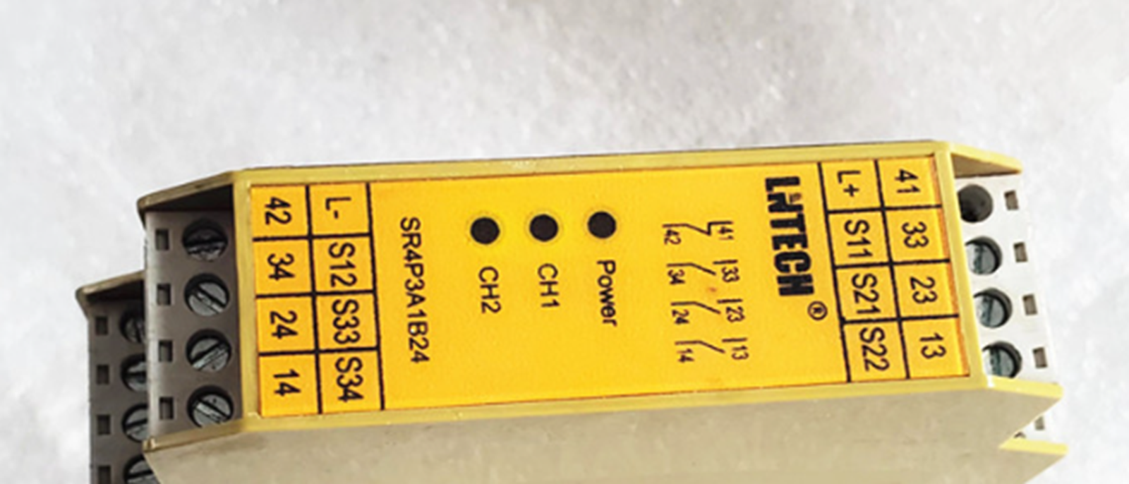 NEW LNTECH SR4P3A1B24 Safety Relay