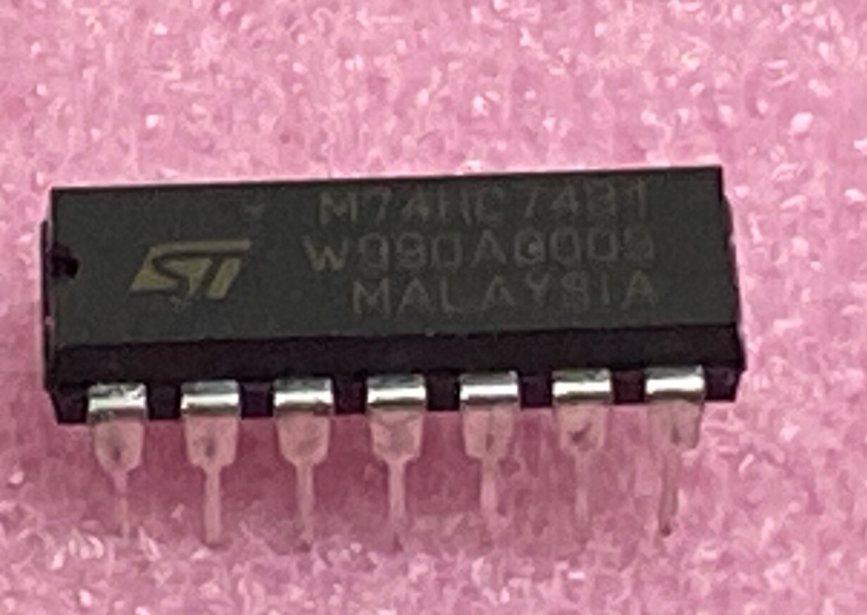 STMicroelectronics M74HC74B1 dual D flip-flop set/reset Integrated Circuit