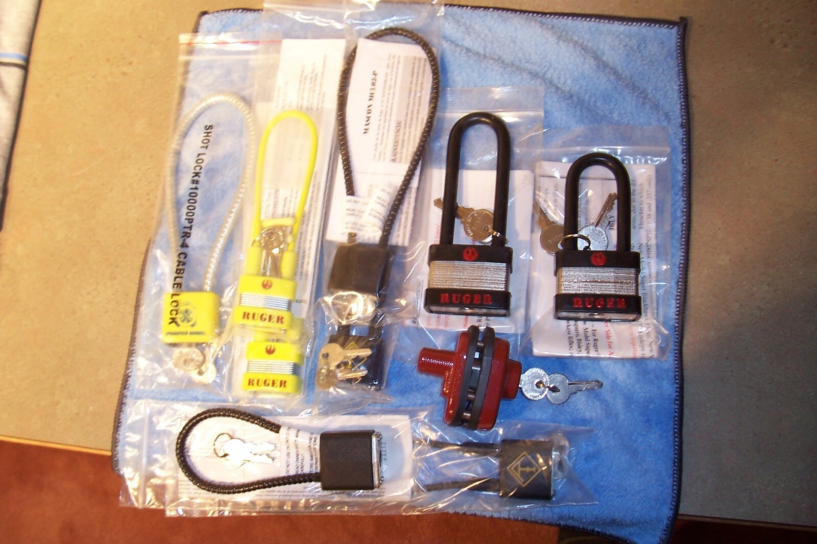 TEN GUN TRIGGER LOCKS 7 CABLE ,2 U BOLT & 1 TRIGGER GUARD ALL NEW WITH 2 KEYS EA