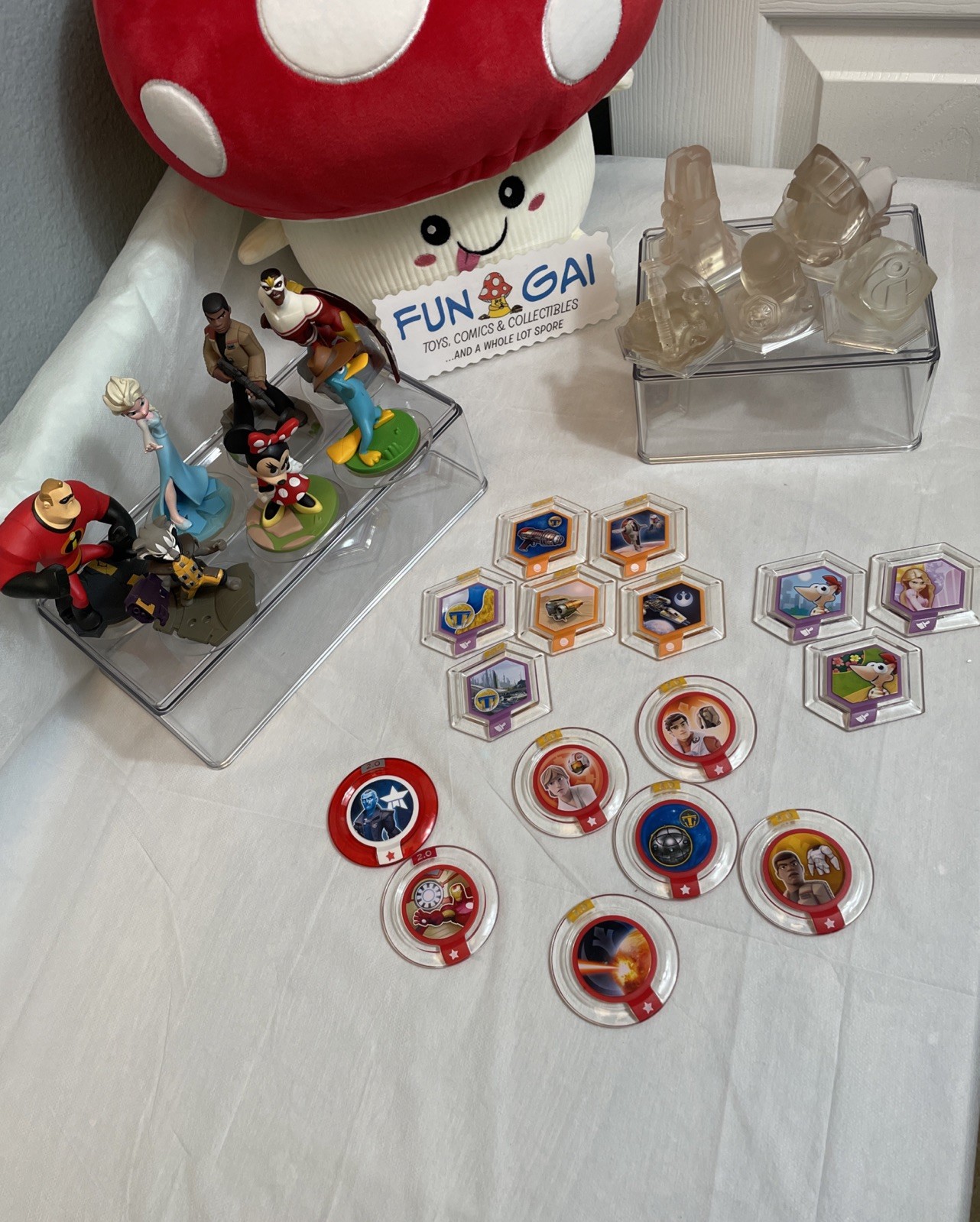 Disney Infinity Bundle of 12 Figures (Including 5 Crystals) w/ 16 Power Discs
