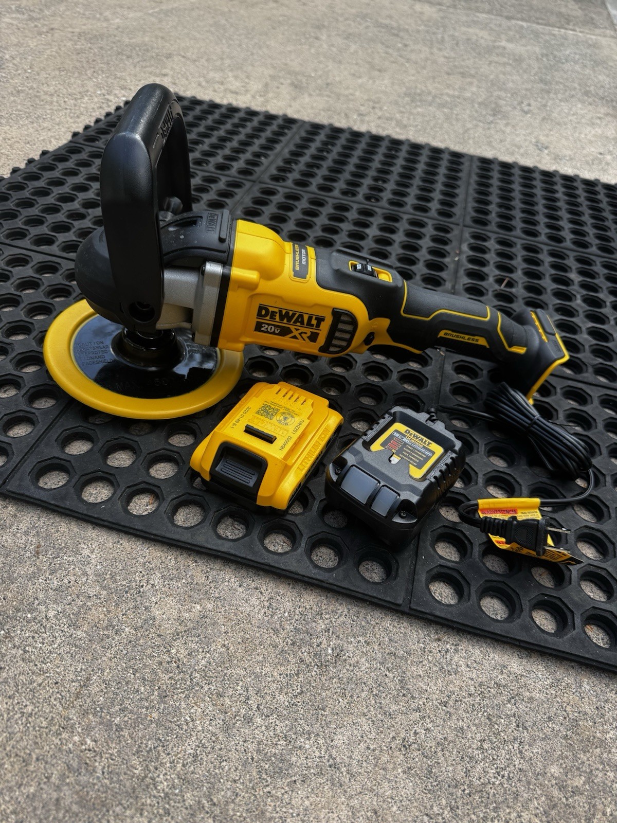DEWALT 20V Max Battery-Powered Polisher/sander 7" DCM849